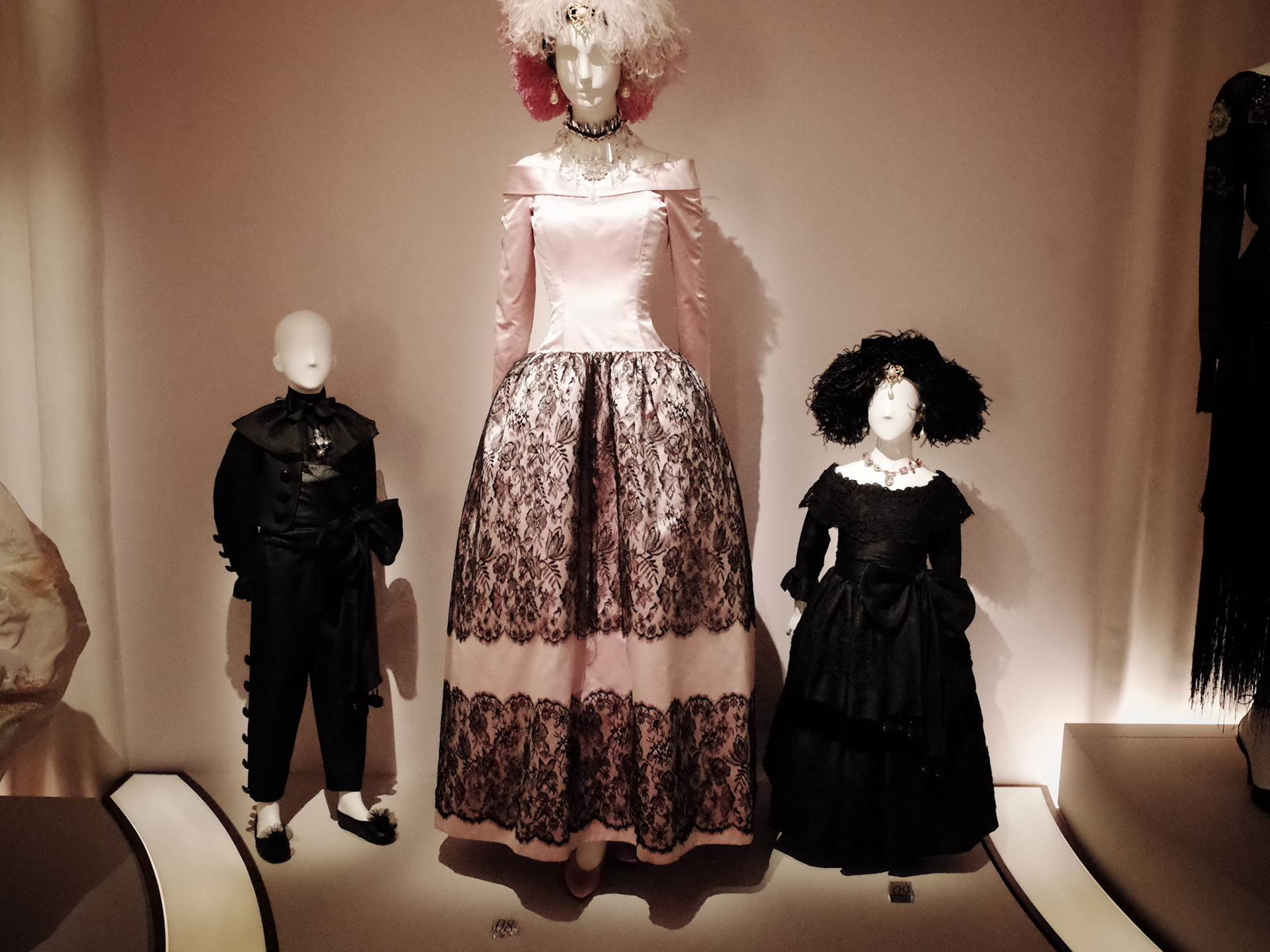 パリサンローランミュージアム https://museeyslparis.com オートクチュールの数々
