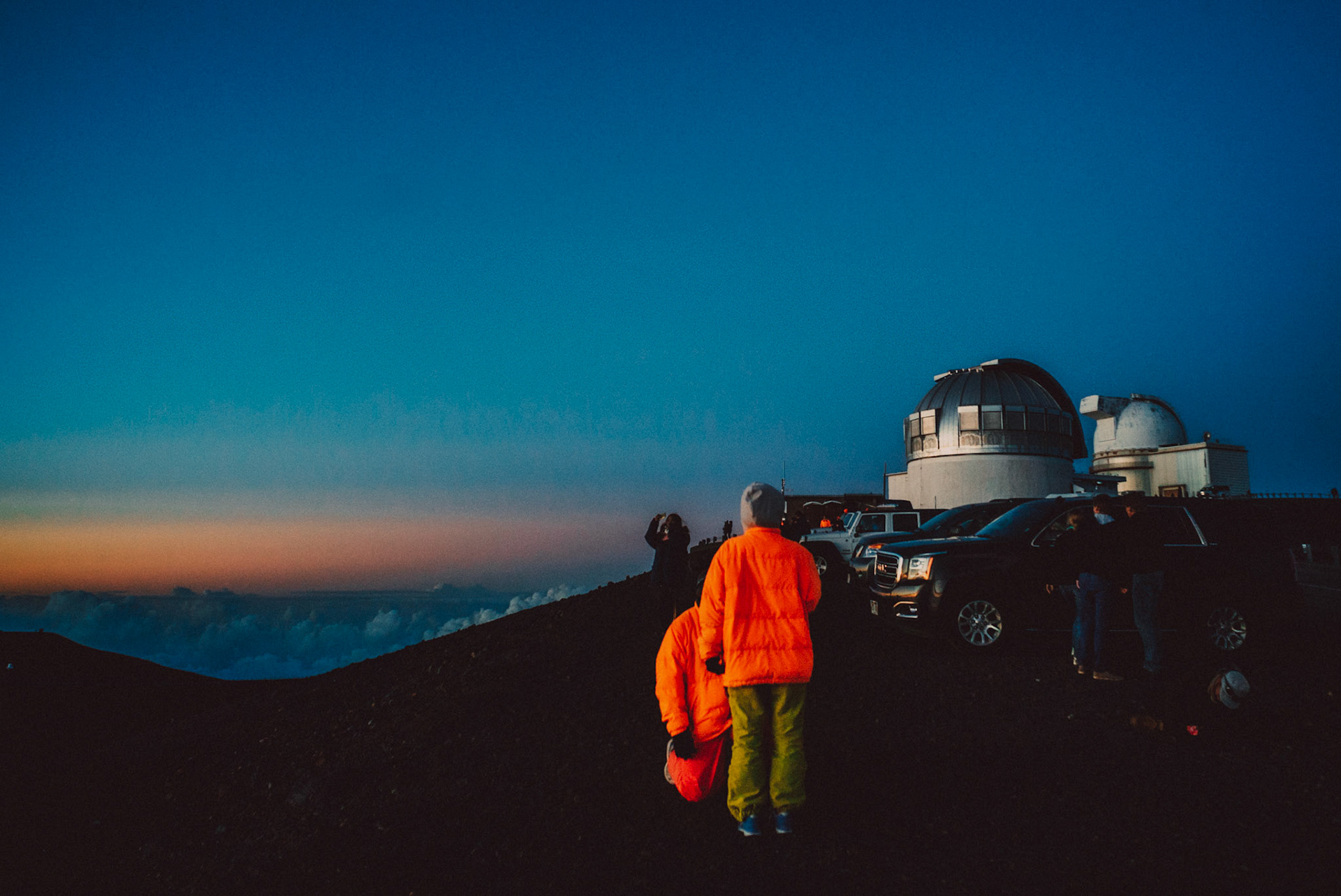Astronomy enthusiasts iat the Sunset View Parking Area, Hilo, Hawaii, USA, September 2015, Sony A7S.