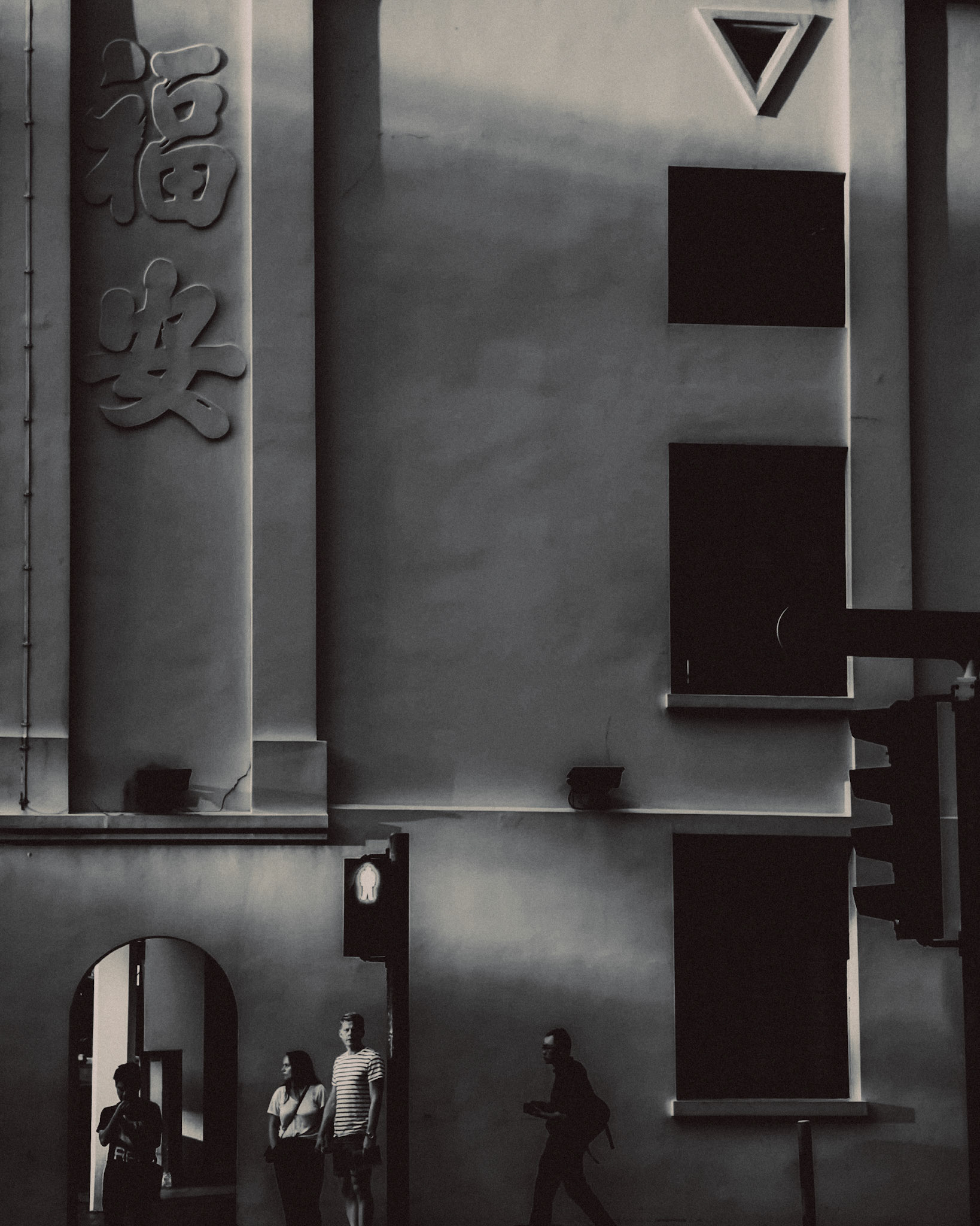 A candid black and white street snapshot of a caucasian couple, Chinatown, Singapore, August 2018, Huawei P20 Pro.