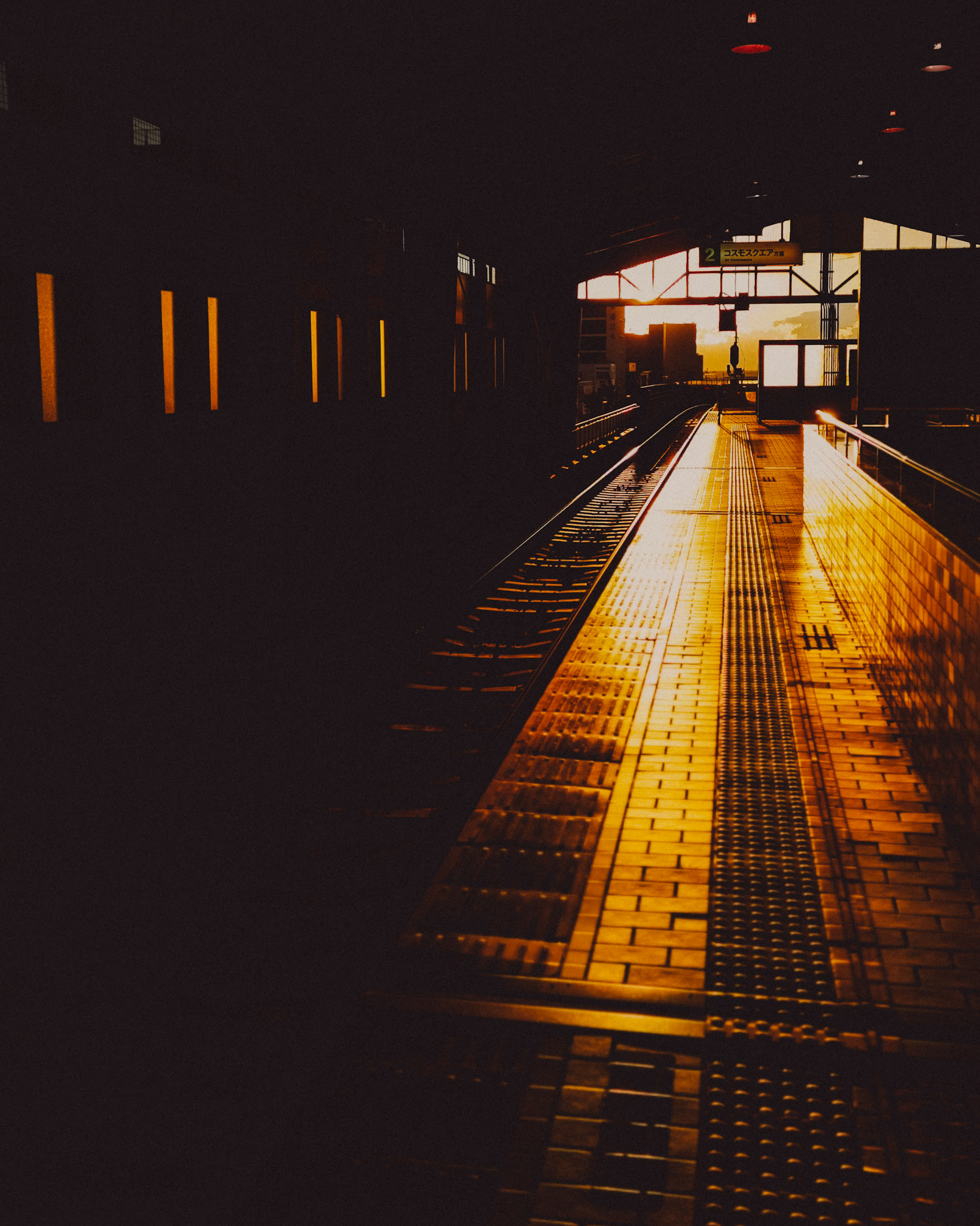 Golden hour on a train platform, Osaka, Japan, December 2019, Huawei Mate 30 Pro.