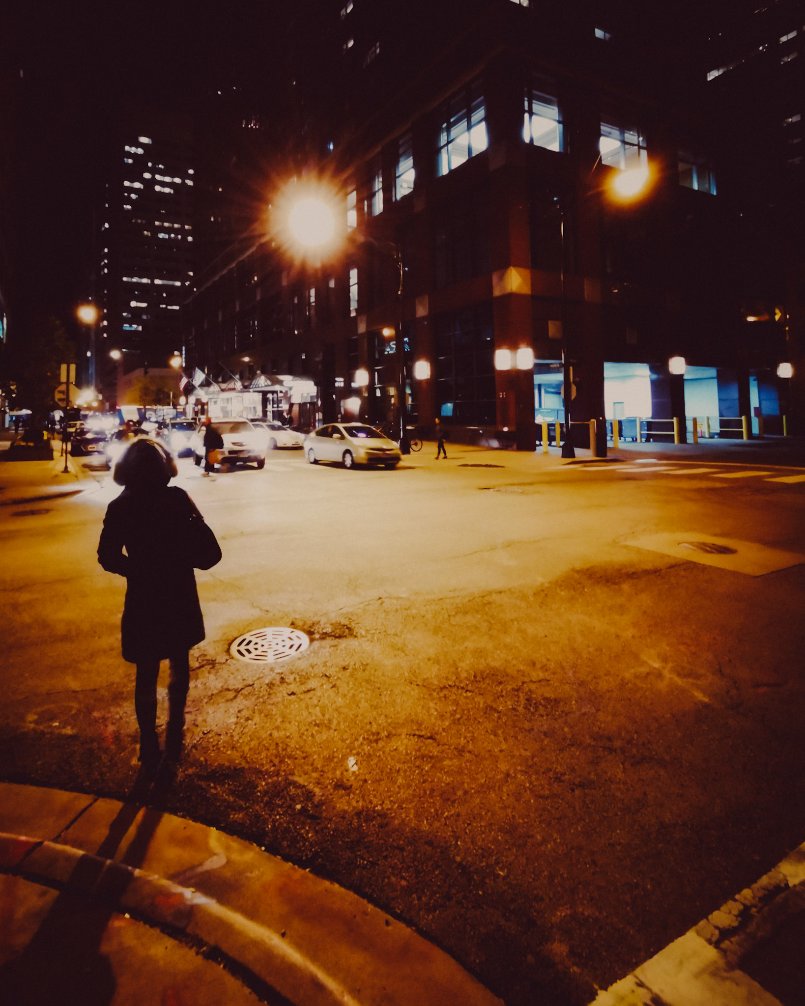 Night street photography, Chicago, Illinois, USA, November 2019, Huawei P30 Pro.