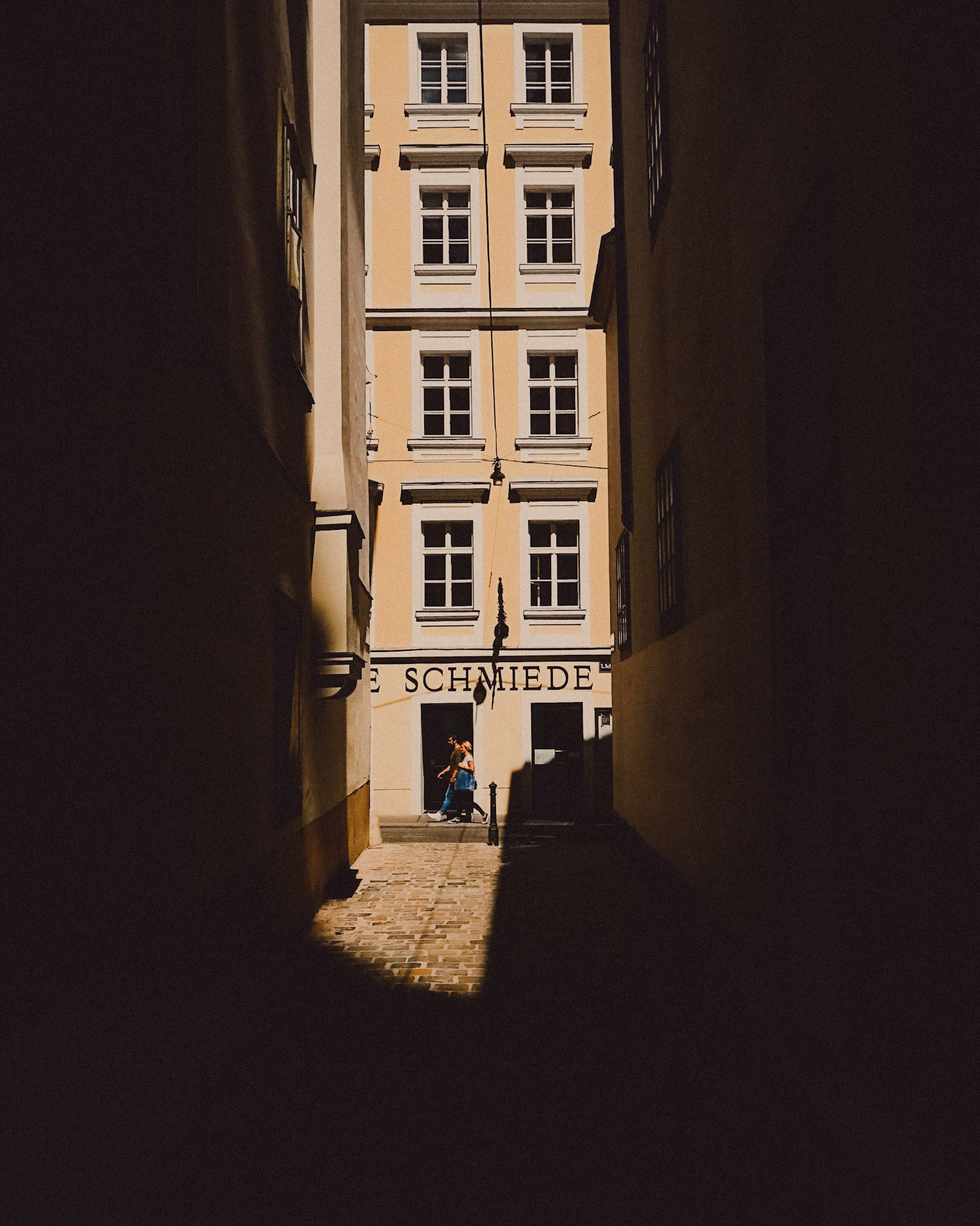 A stride-by photo of a couple, Vienna, Austria, August 2017, Huawei Mate 9 Pro.