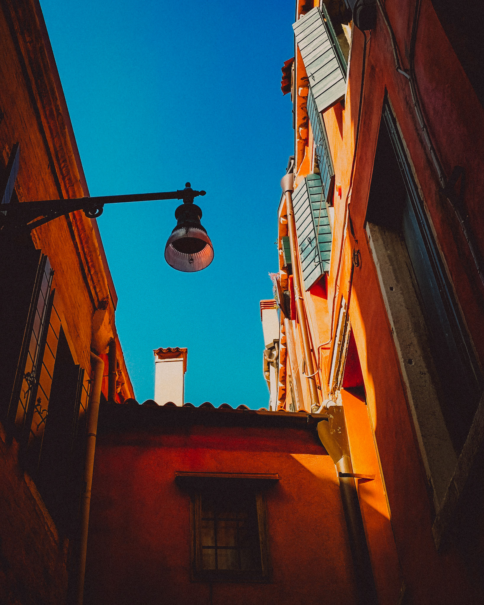 Houses and window sills in Venice, Italy, August 2017, Huawei Mate 9 Pro.