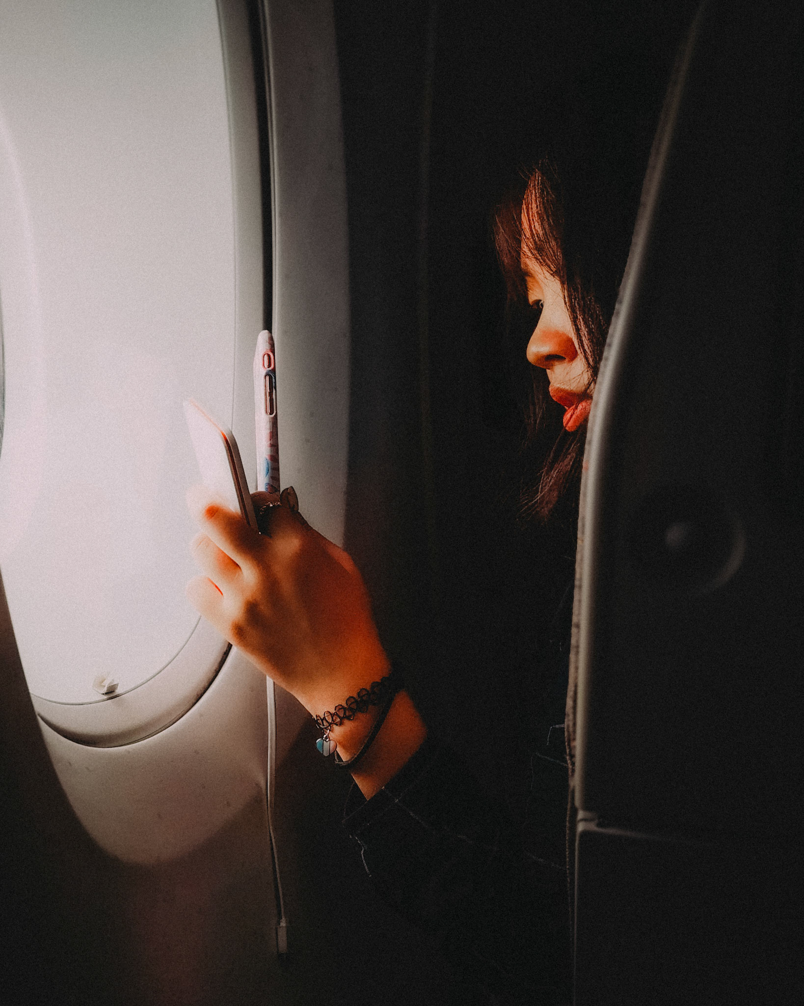 The girl on a plane, TPE to LAX over Taipei, Taiwan, July 2018, Huawei P20 Pro.