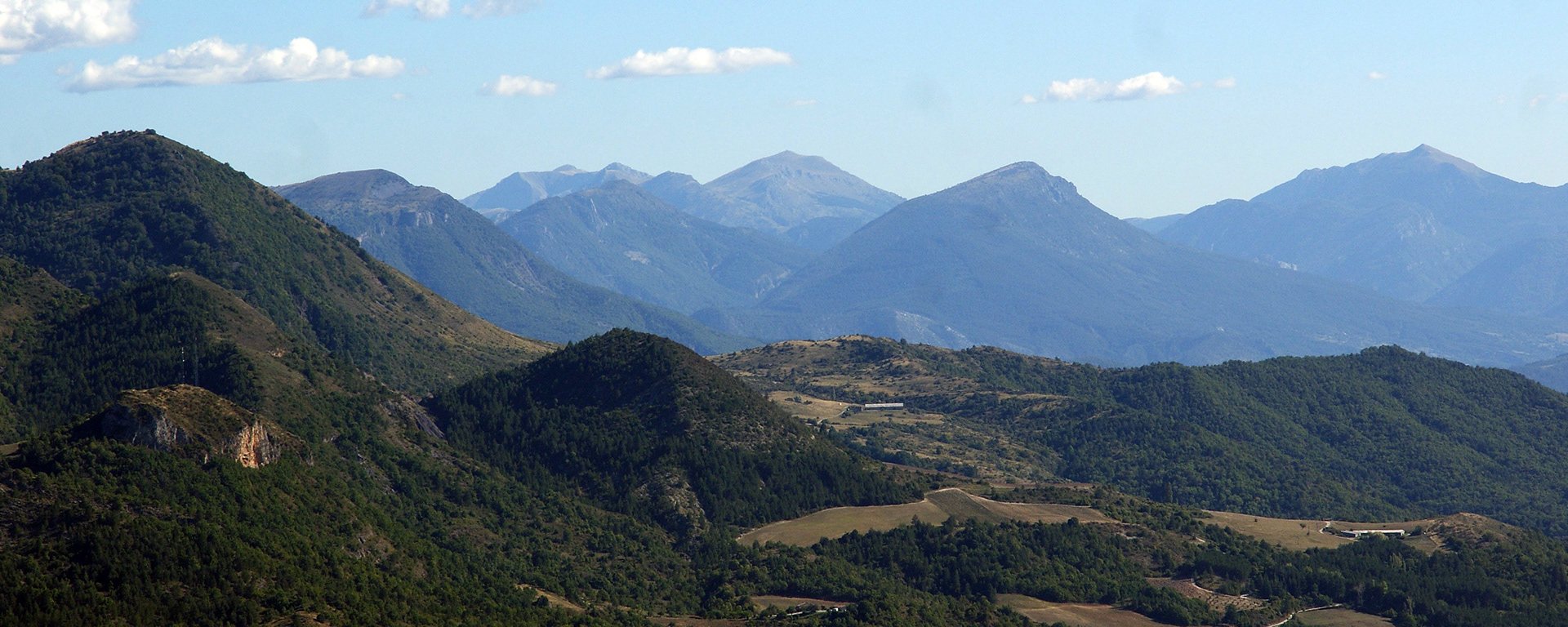Au-delà des fermes de Thoard : l'extrémité du Cousson puis les Mourres de Chanier, le Chiran, la montagne de Beynes et le Mont-Denier