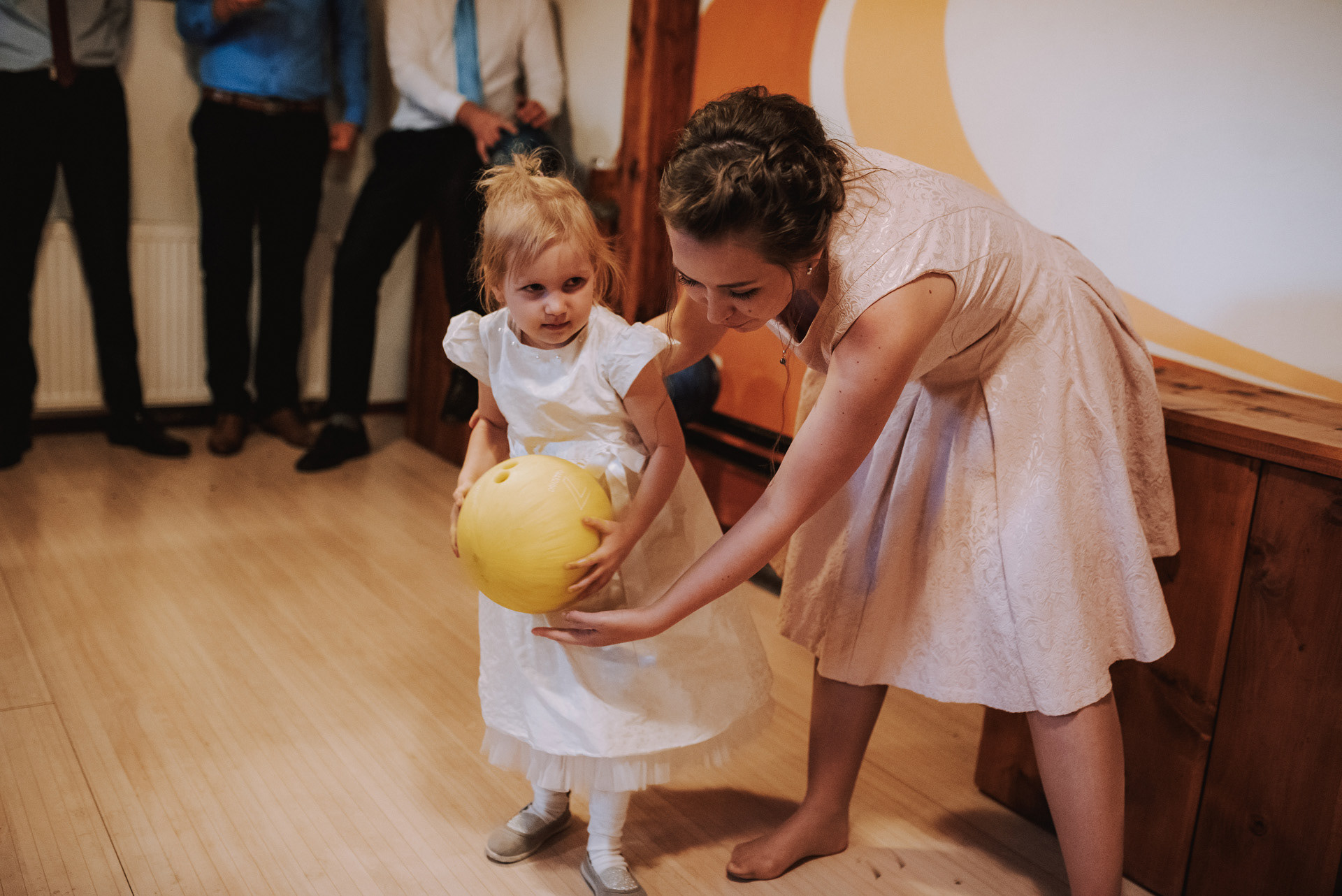 malá holčička hraje bowling