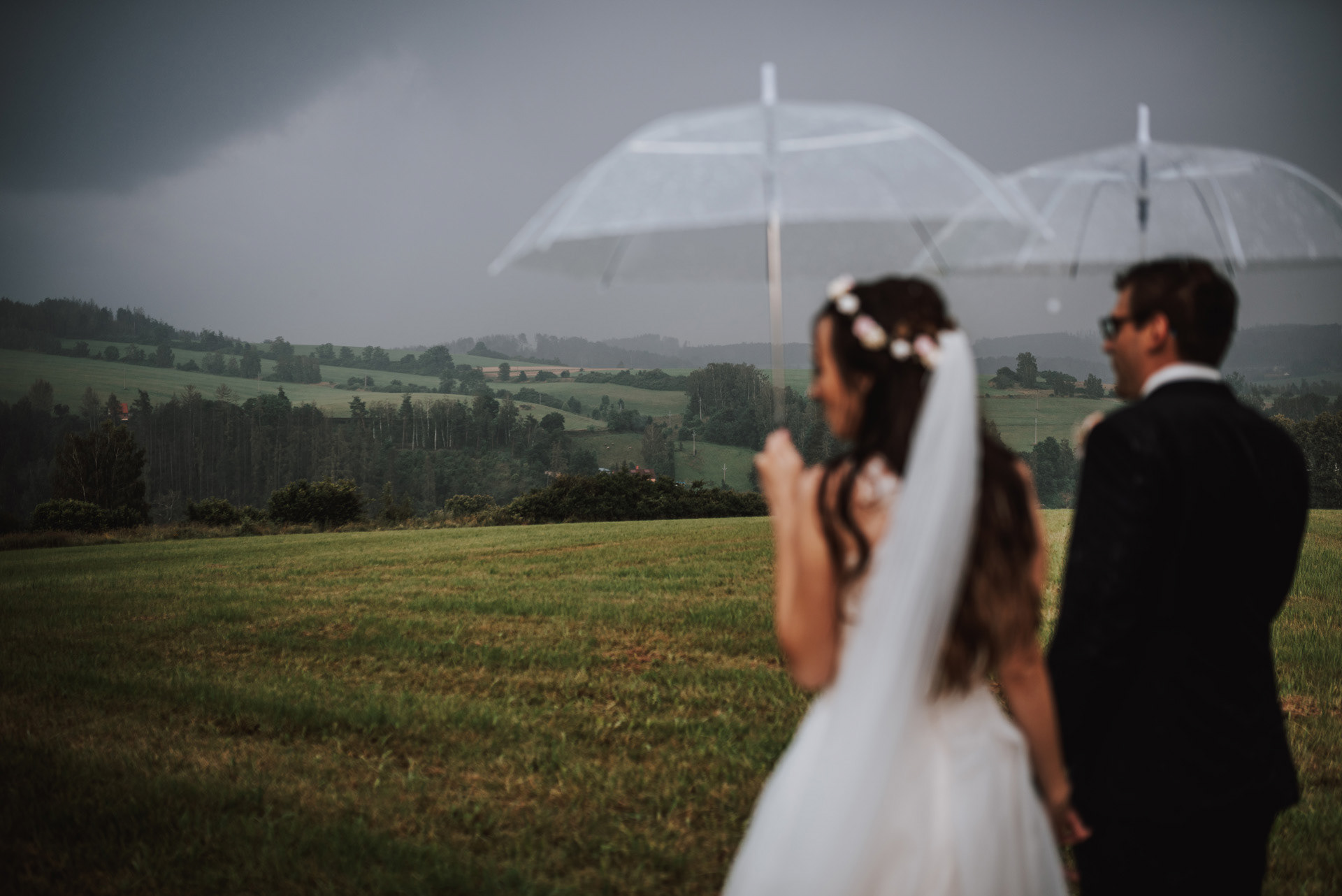 ženich s nevěstou hledí do krásné i když zamračené krajiny
