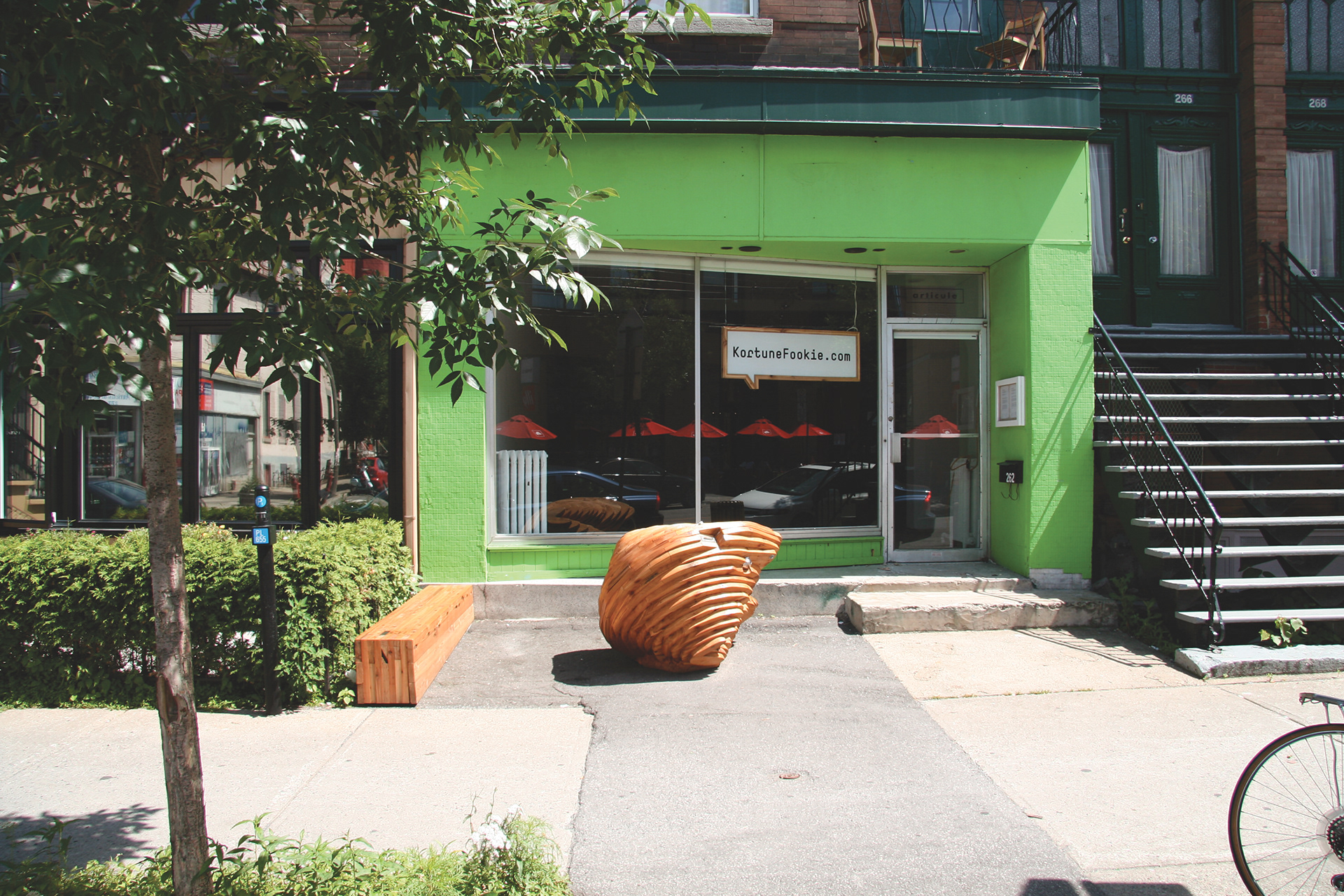 Installation devant la galerie Articule, Mile end, Montréal, Canada 2009 Installation outside of artist-run centre and gallery, articule, Mile-End, Montréal, Canada 2009