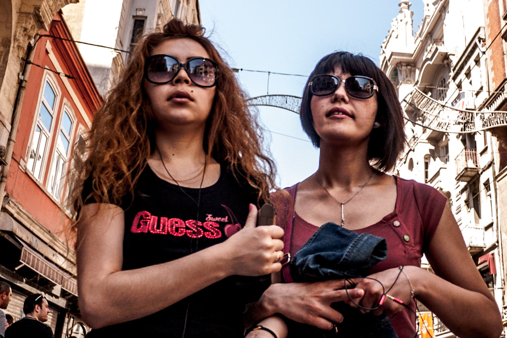 Portraits volés. Photographie de rue et regards vagues par Grégory Dziedzic, auteur photographe basé à Toulouse. Ou le voyeurisme assumé d'un photographe à la recherche de l'instant suspendu et de l'absence à soi. Prises de vues réalisées à Istanbul (Turquie), Jakarta (Indonésie) et Toulouse.