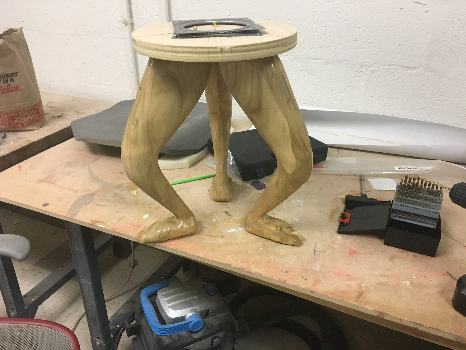 Attaching legs to lower seatpan