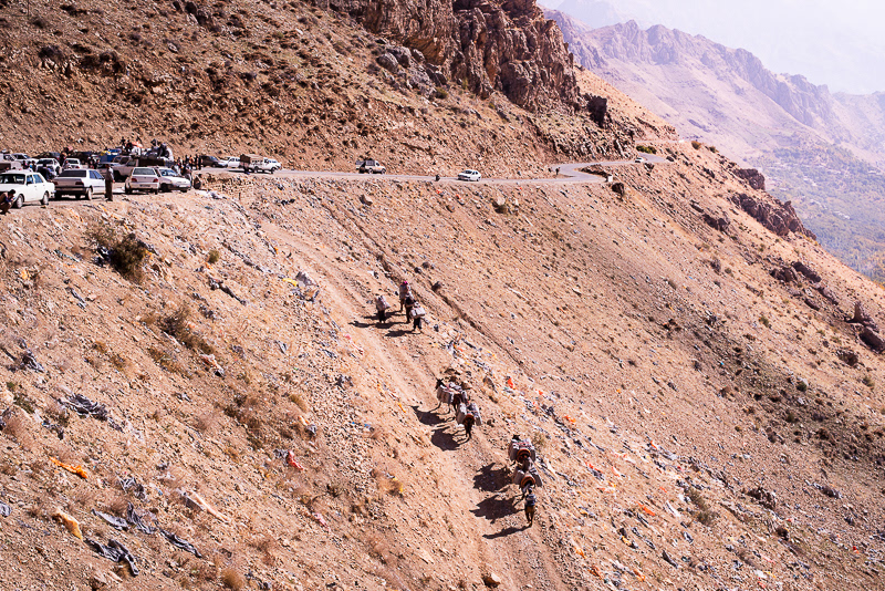 Un groupe de kolbars arrive exténué d'une longue marche clandestine. En 2018, plus de 200 kolbars ont été tués ou sérieusement blessés par les autorités iraniennes, selon les sources kurdes.