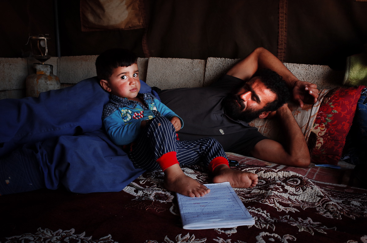 Delavar tente de superviser les devoirs de son fils mais le sommeil du début d'après-midi le gagne.