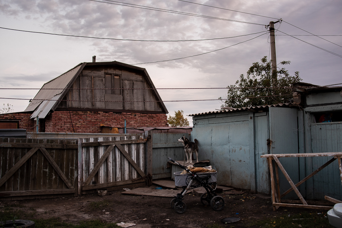 Pour certains habitants, vivre à Prigorodny est une nécessité. De nombreuses datchas sont insalubres mais le coût de l'immobilier est bien plus faible qu'à Astana.