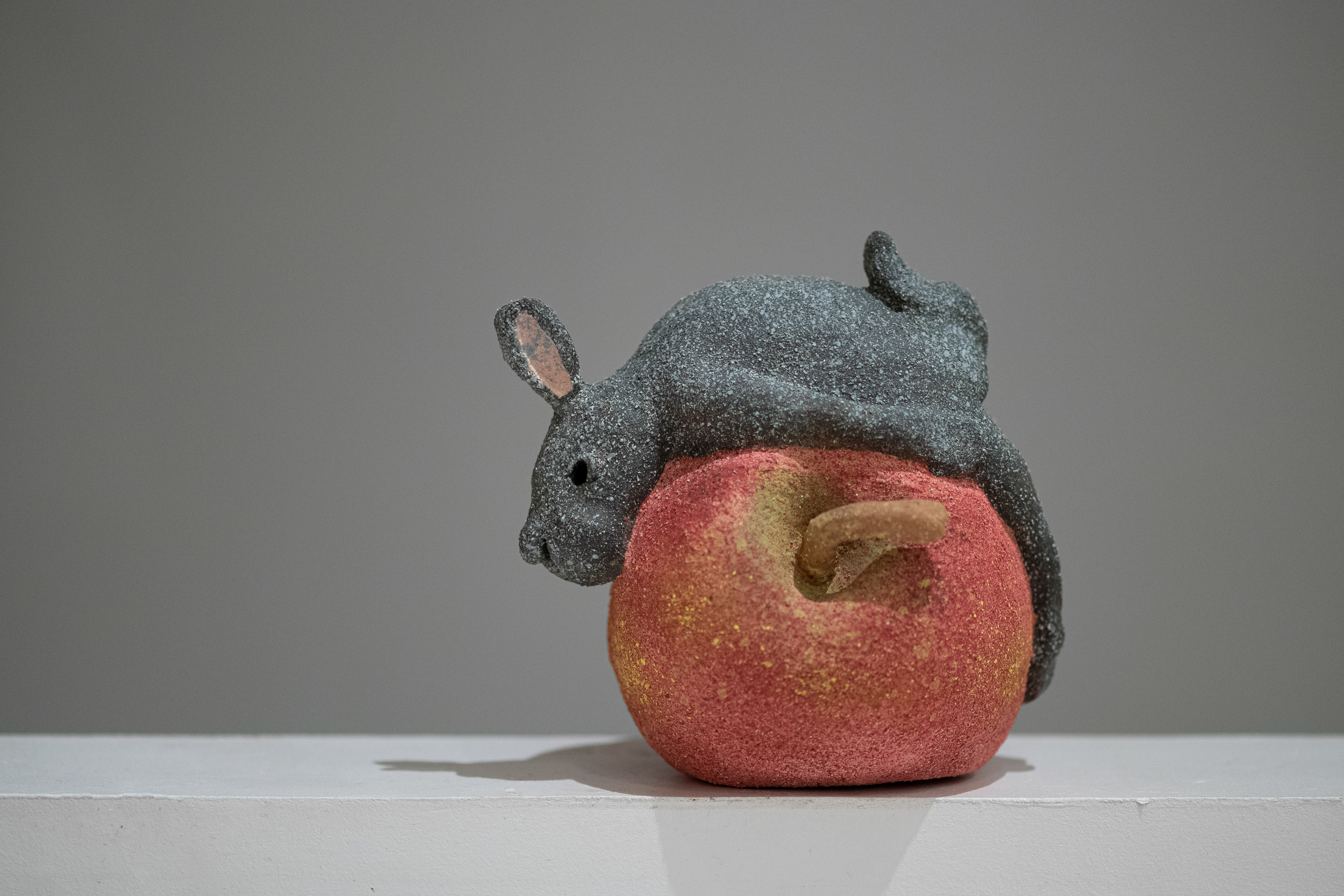 Sculpture lapin et pomme en grès - 350€