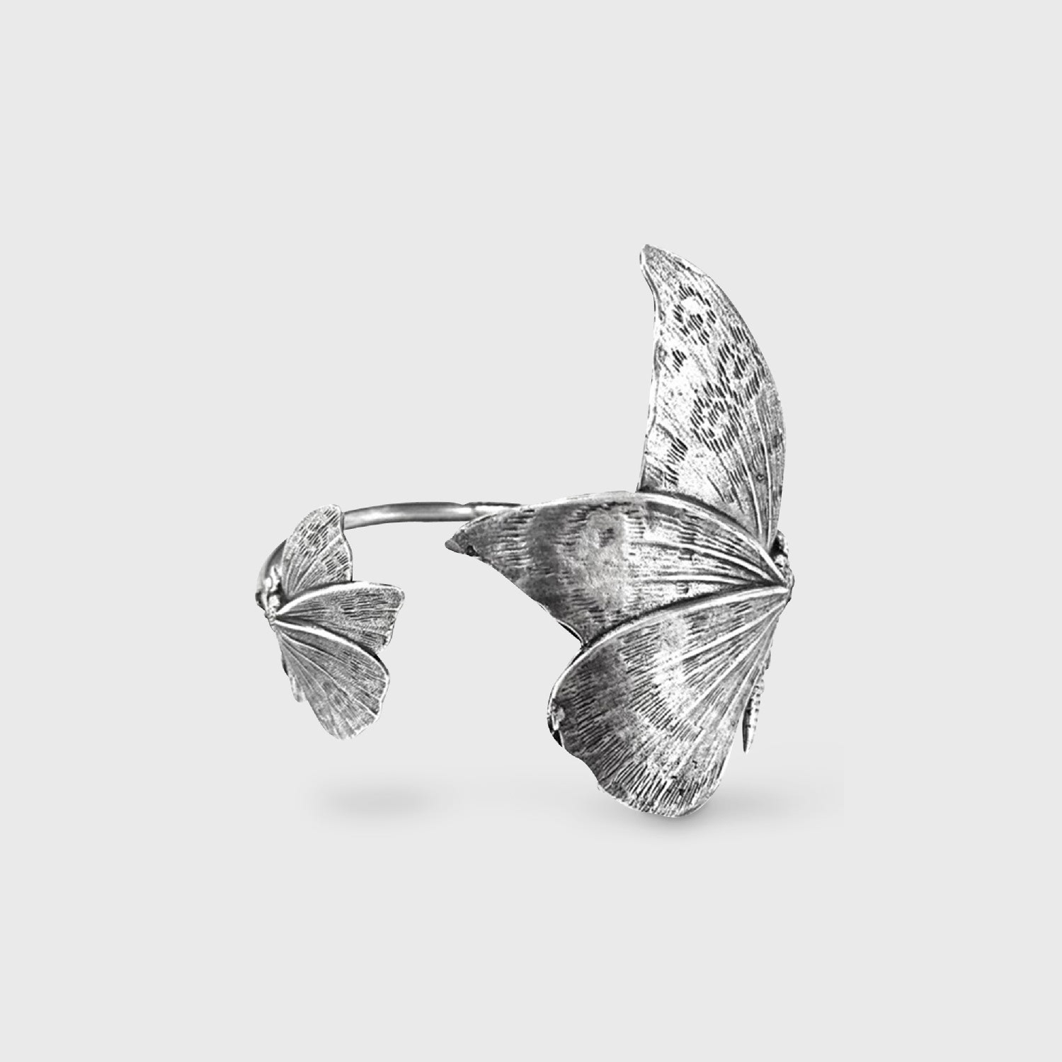 Bracelet papillon en laiton argenté - 75€