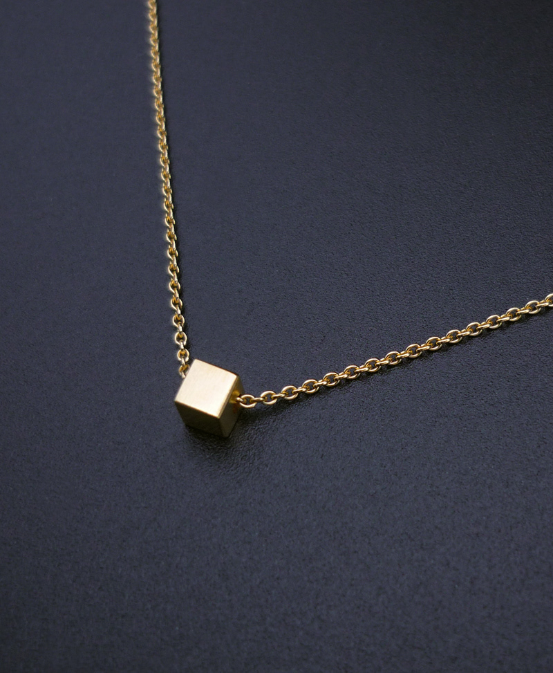 collier cube argent doré - 63€