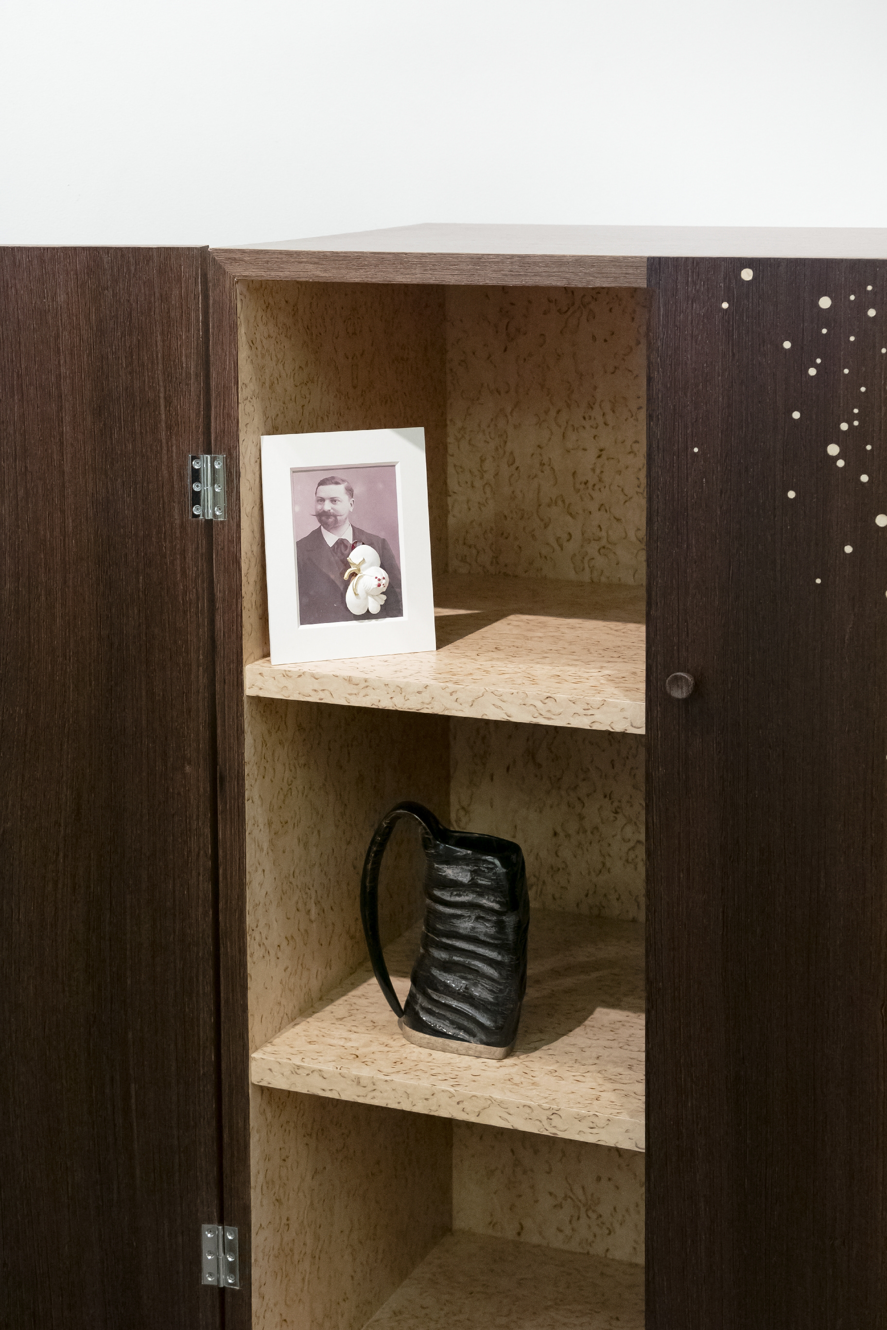 Vaissellier Champagne en wengé - 3360€, broche - 57€, carafe - 59€