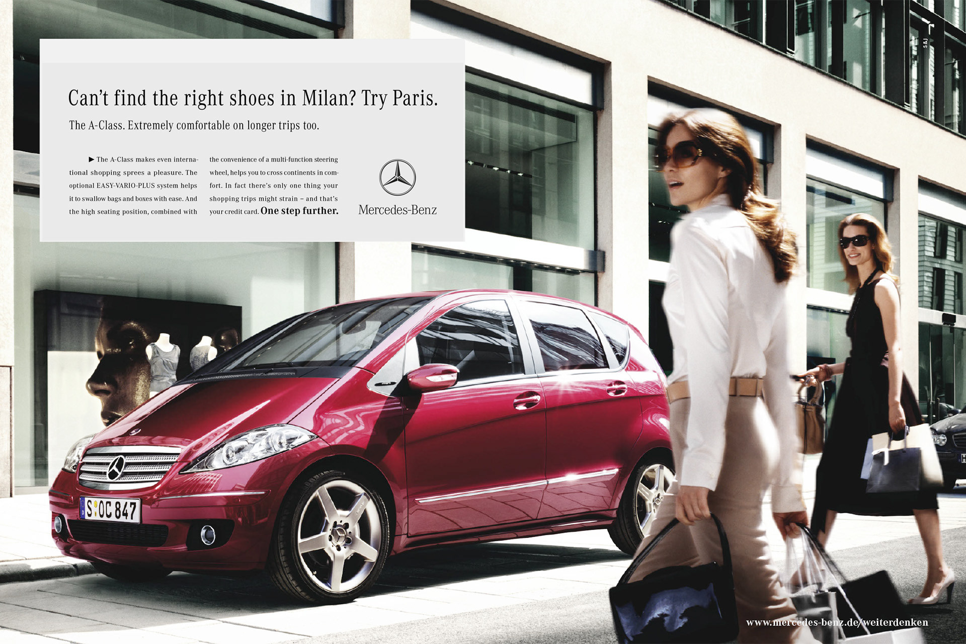 Anzeige fuer die Mercedes Benz A-Klasse. Models eilen mit Einkaufstaschen zum Wagen. Headline: "Can´t find the right shoes in Milan? Try Paris."