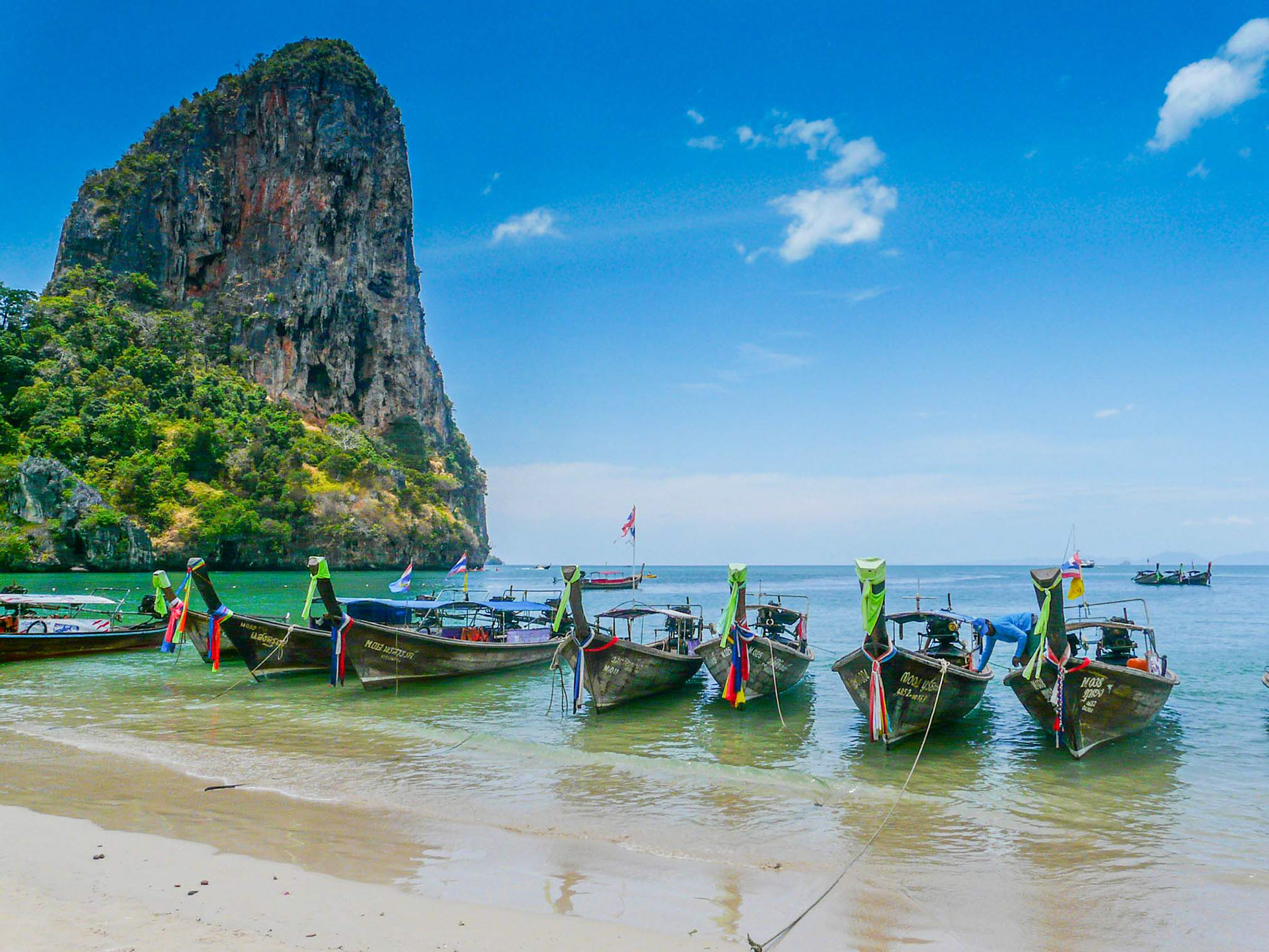 Long tail Boote am tropischen Strand, Tonsai Bay, Railay Beach, Ao Nang, Krabi, Thailand