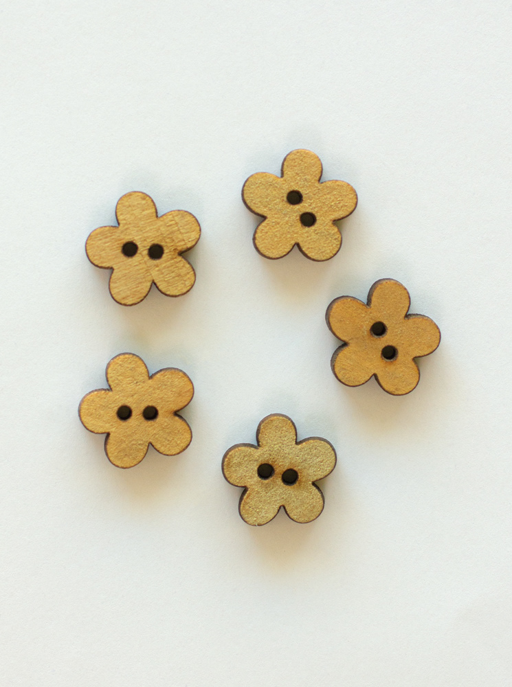 Botón madera flor 5 unidades / Valor $500.- / B005