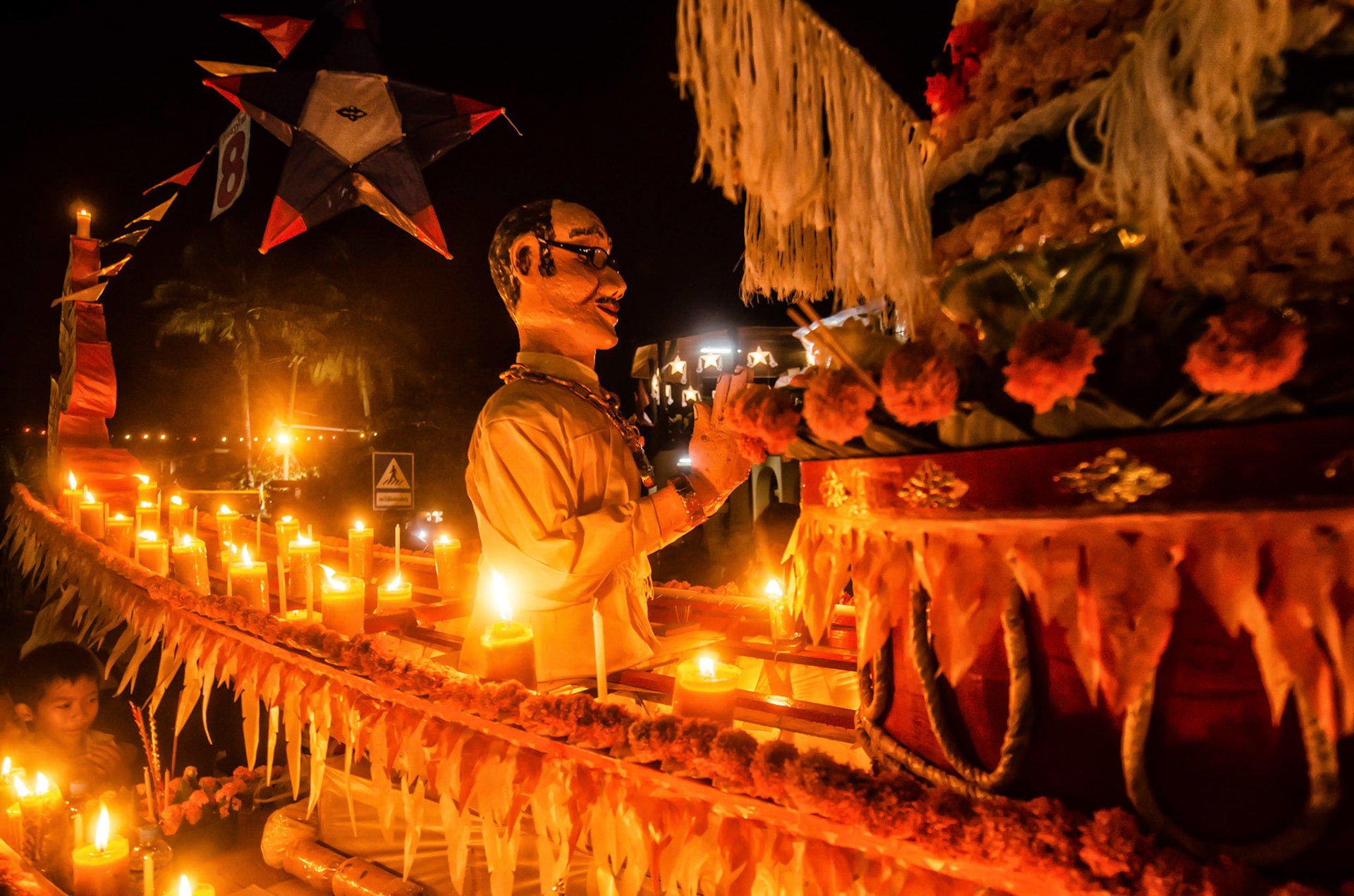 Ornamented boat detail during festival. Detalhe de barco ornamentado durante festival. Documentary photographic project about the Fire Boat Festival in Laos. Lanter, culture, tradition, ornament, temple, monk, buddha, buddhism, night, village, story, festa. celebração. Projeto de fotografia documental sobre o Festival do Barco de Fogo no Laos. Lanterna, cultura, tradição, templo, monge, budismo, ornamento, noite, vila, história, party, celebration.