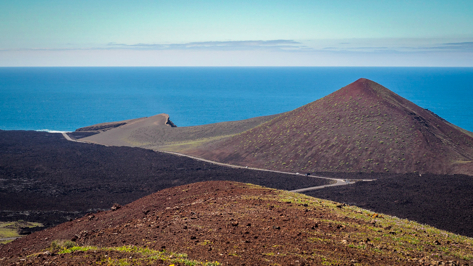 Blick über den Vulkan El Golfo auf Lanzarote