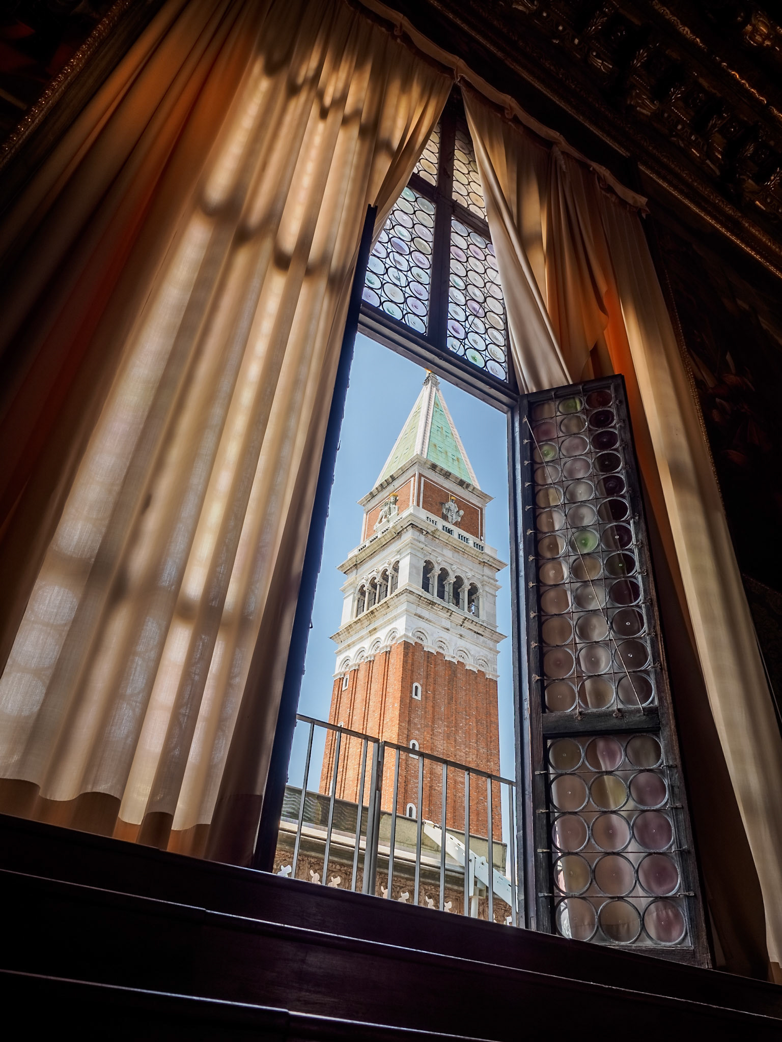 Blick aus dem Dogenpalast auf den Markusplatz in Venedig