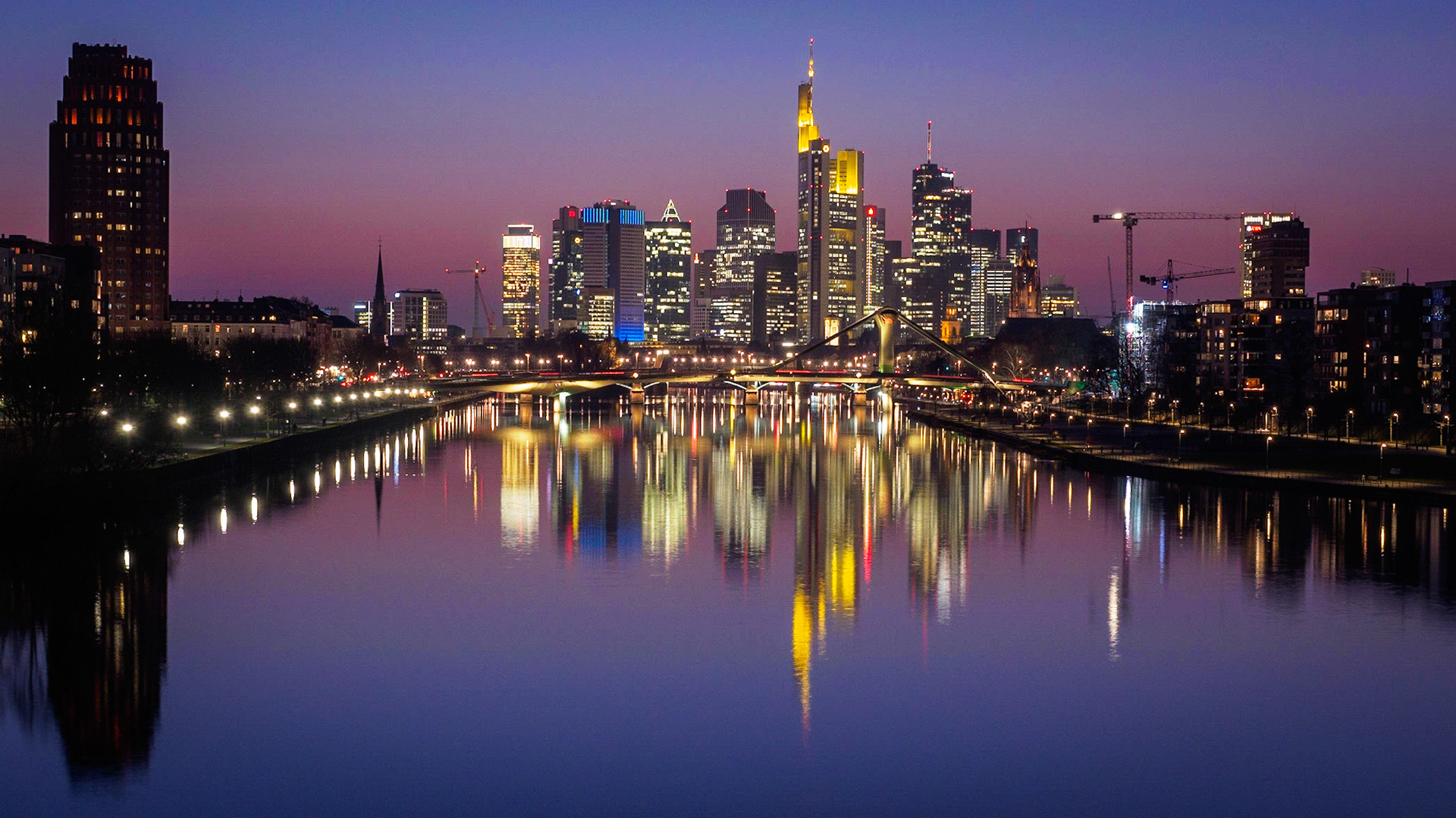 Skyline Frankfurts bei Sonnenuntergang