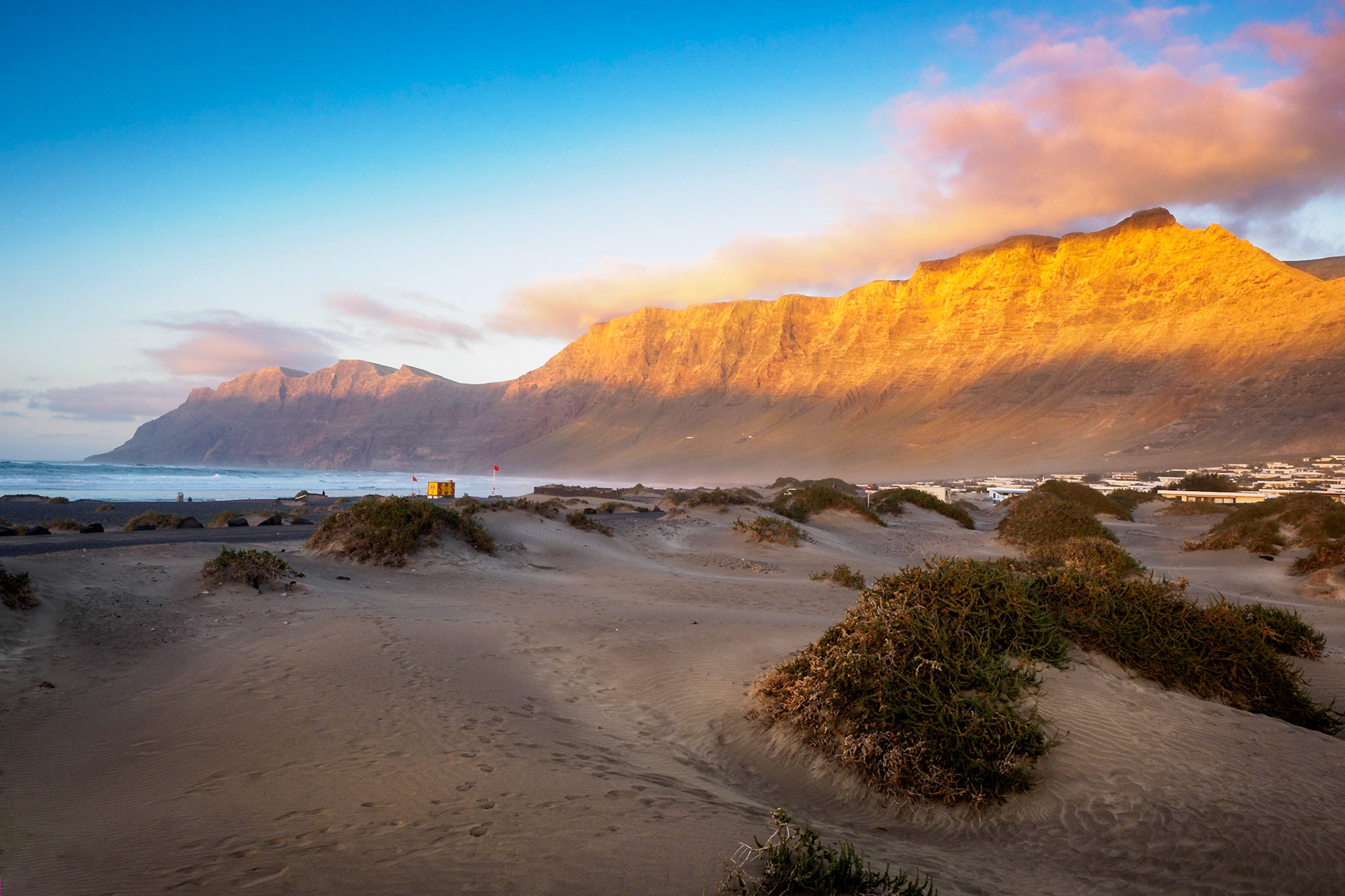 Blick von den Dünen des Famarastrand auf die naheliegende Bergkette am Abend