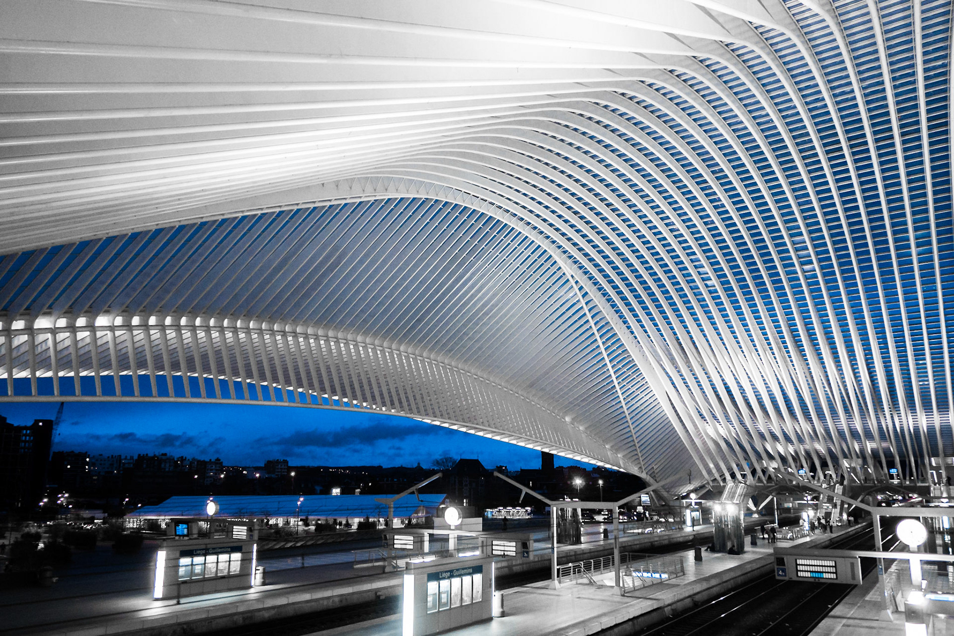 Innenpanorama des Gare de Guillemins (Lüttich, Belgien) zur Blauen Stunde
