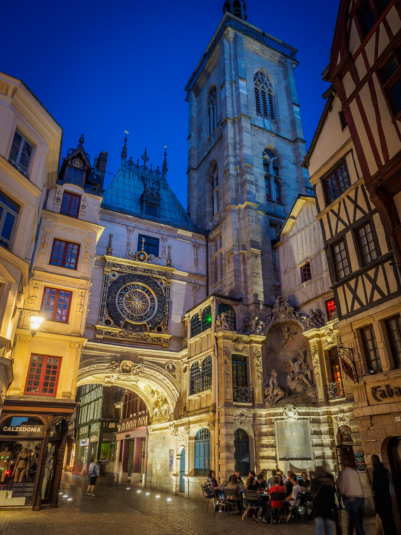 Uhrenturm von Rouen am Abend