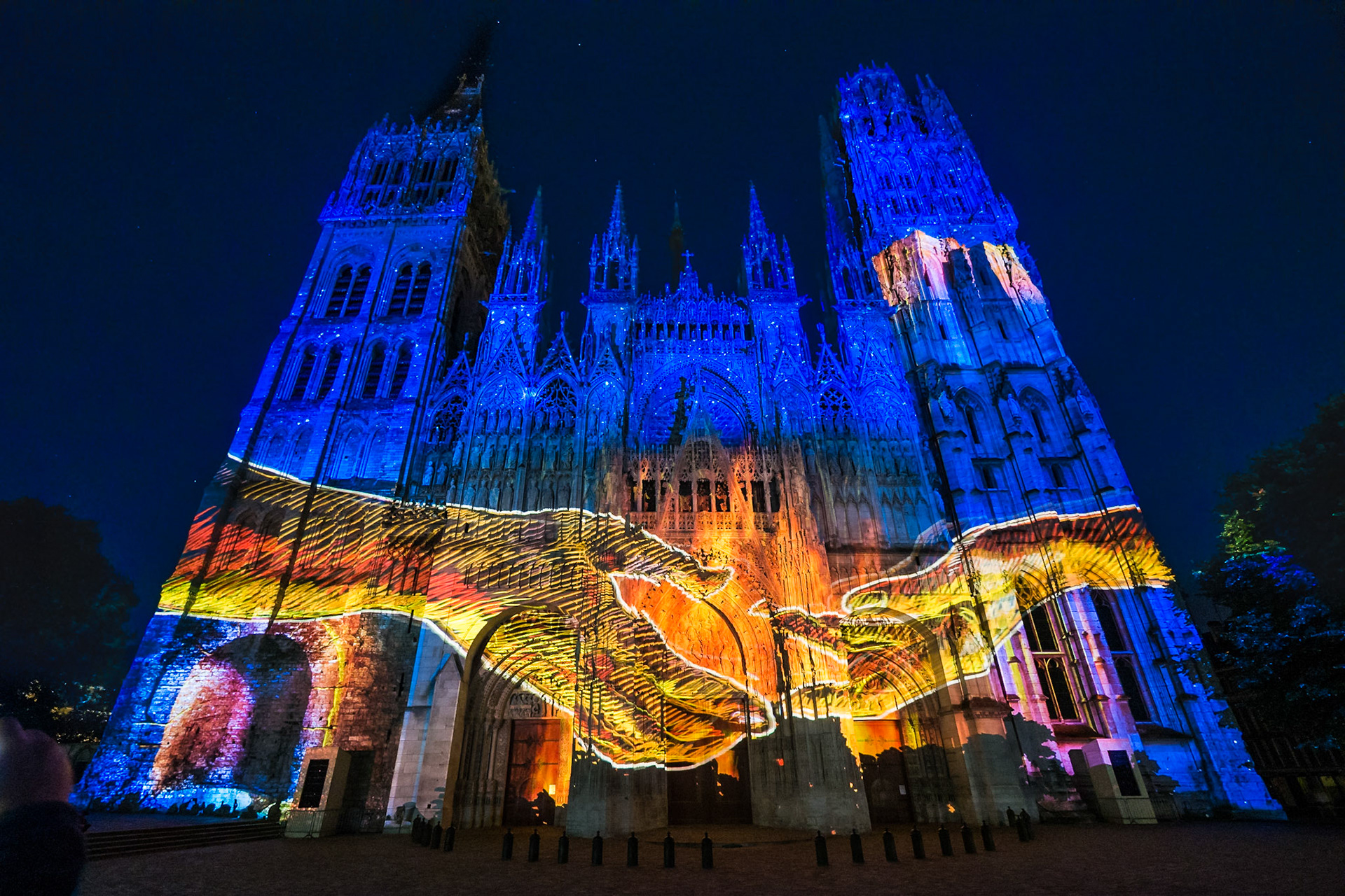 Kathedrale von Rouen mit Lichtinstallation