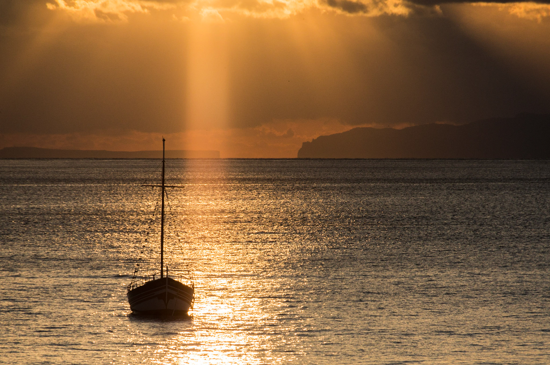 Boot im Sonnenaufgang auf Madeira