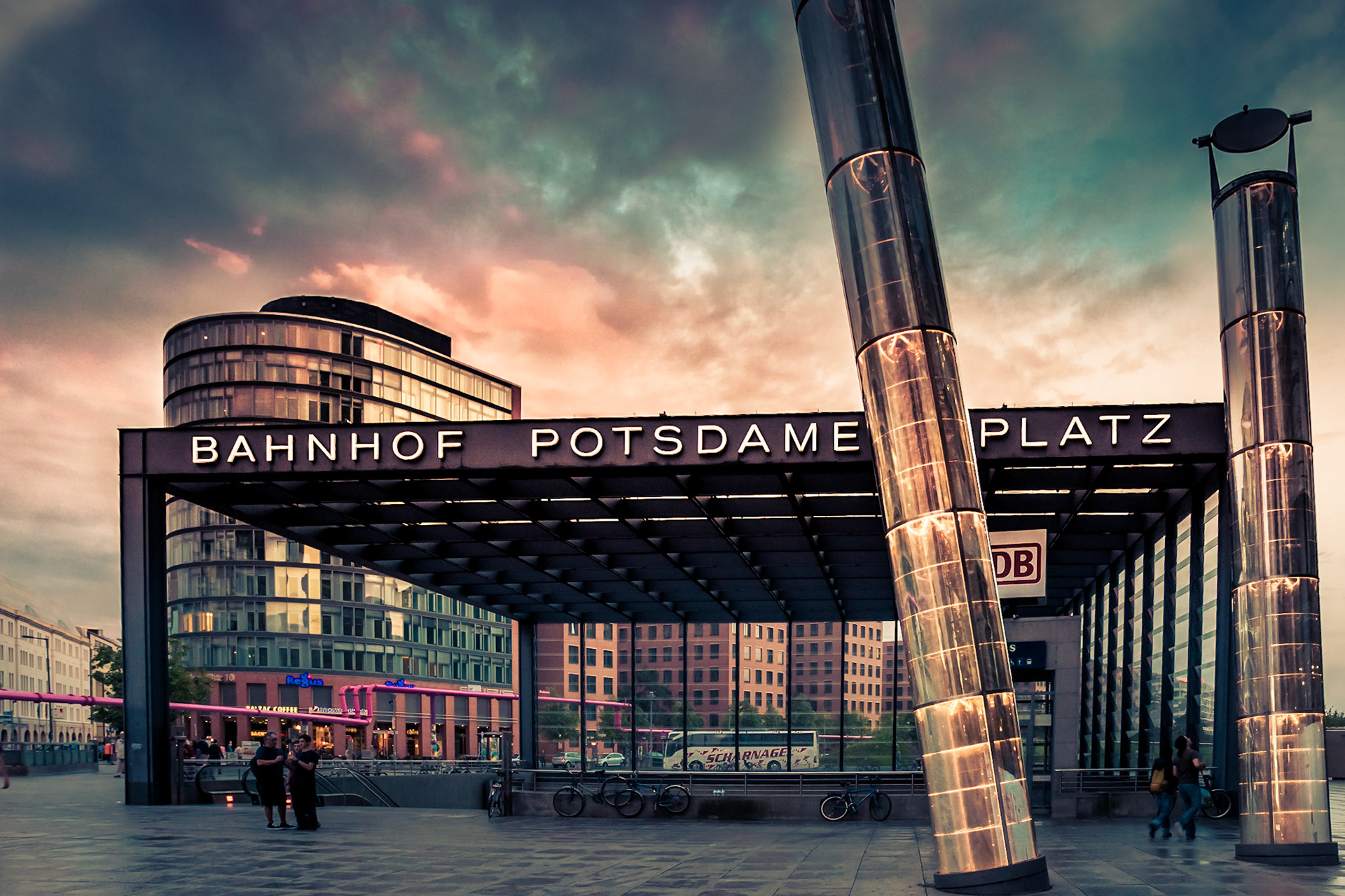 Eingang zum Bahnhof Potsdamer Platz in Berlin