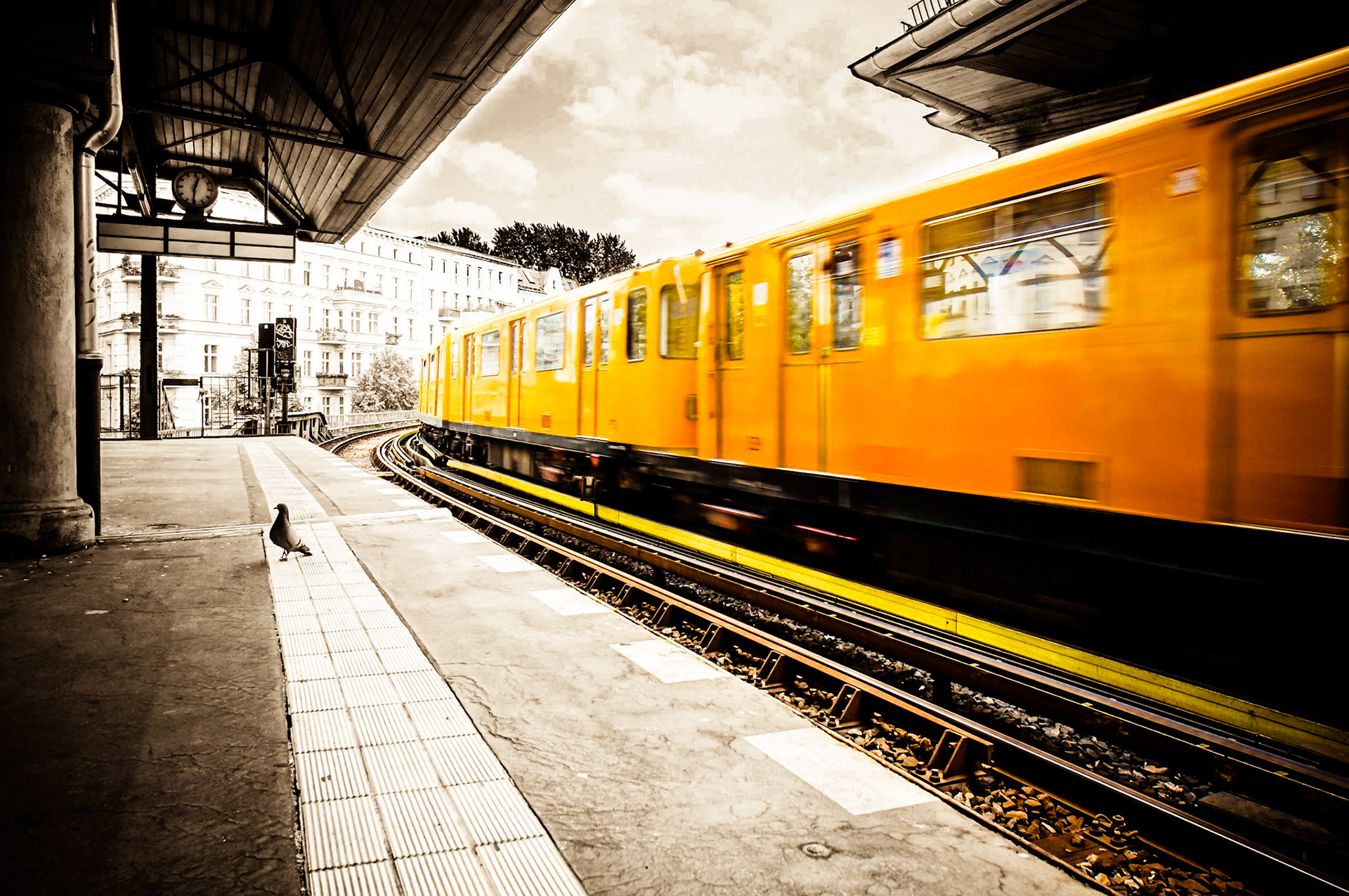 Ein Passagier - U-Bahn-Station Schlesisches Tor, Berlin