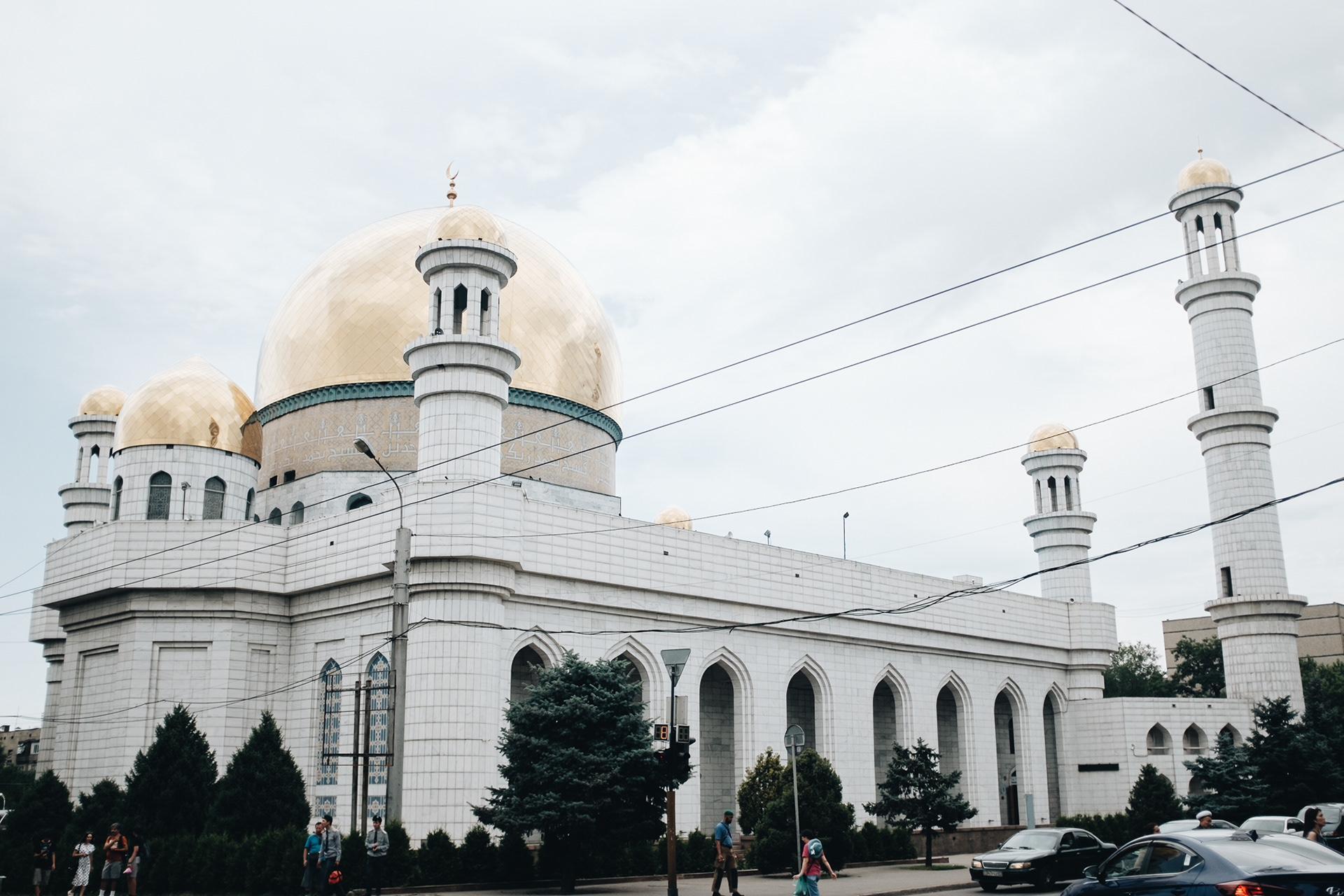 Almaty Central Mosque - mešita z r. 1999 z bílého mramoru, jedna z největších v zemi, hlavní sál až pro 3000 věřících, možnost prohlídky kromě pátku