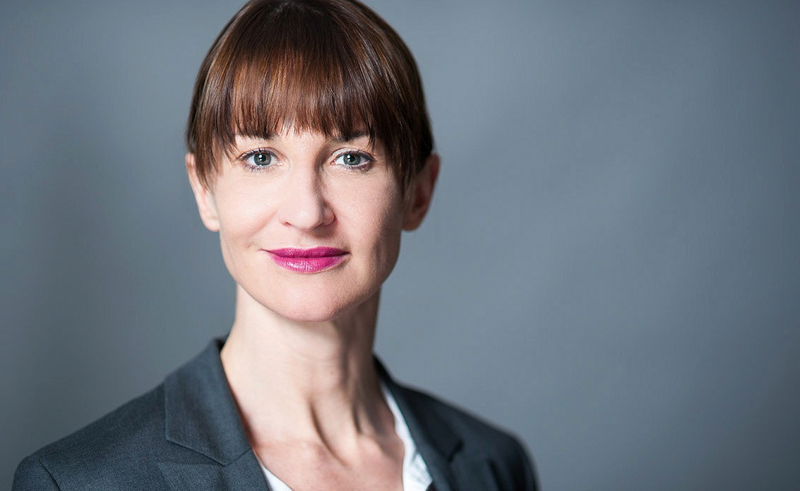 Portrait Frau im Blazer mit pinken Lippenstift