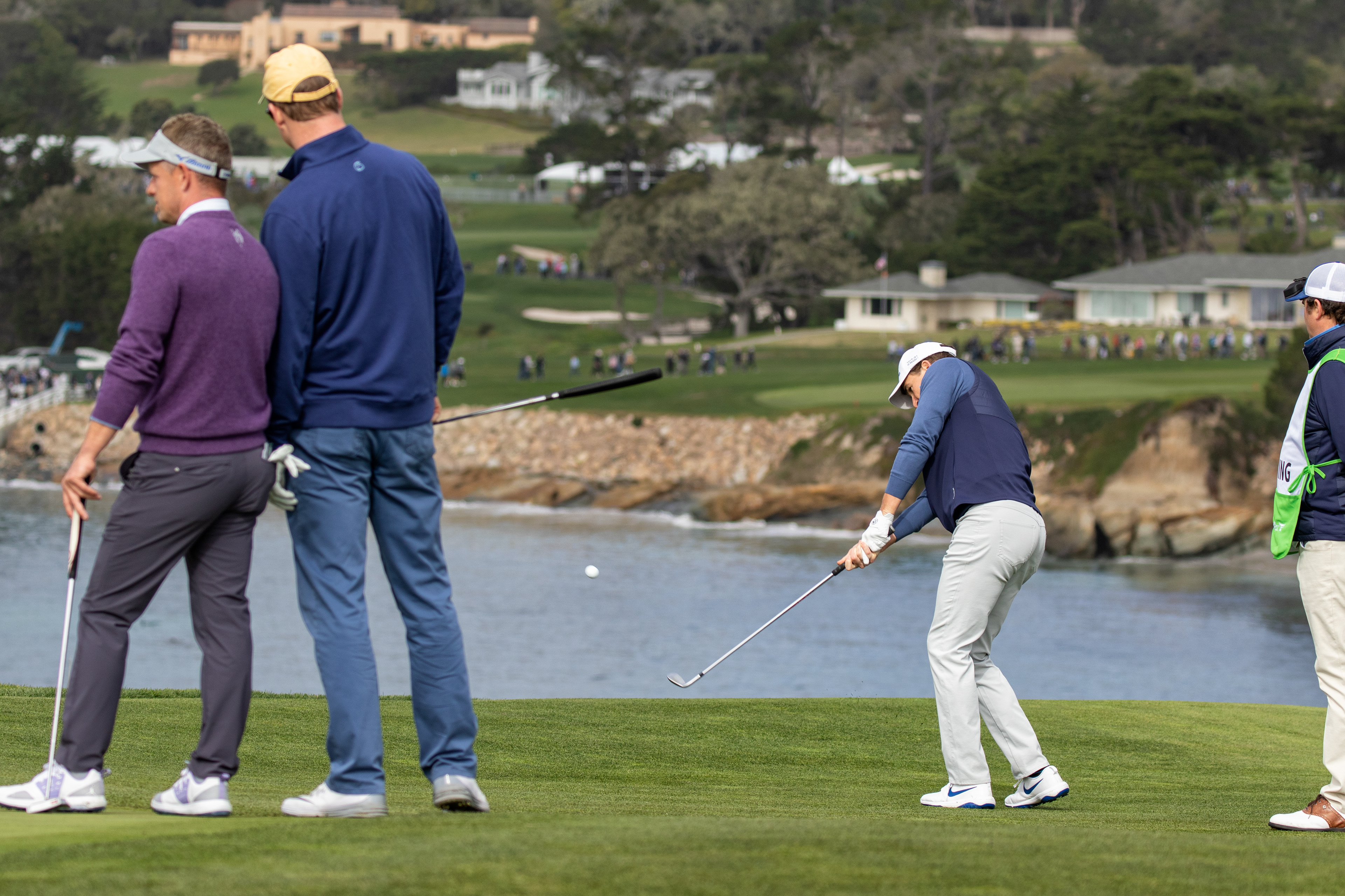 Peyton Manning watches brother Eli Manning chip on hole 6