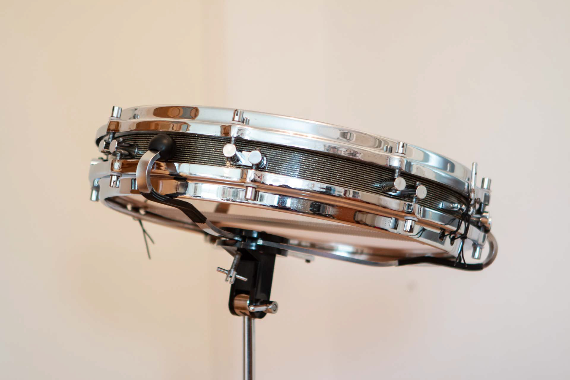 Sonor Teardrop D472 Pancake Snare, 1967, in sparkling black-silver striped | Herbert Heim Vintagedrums