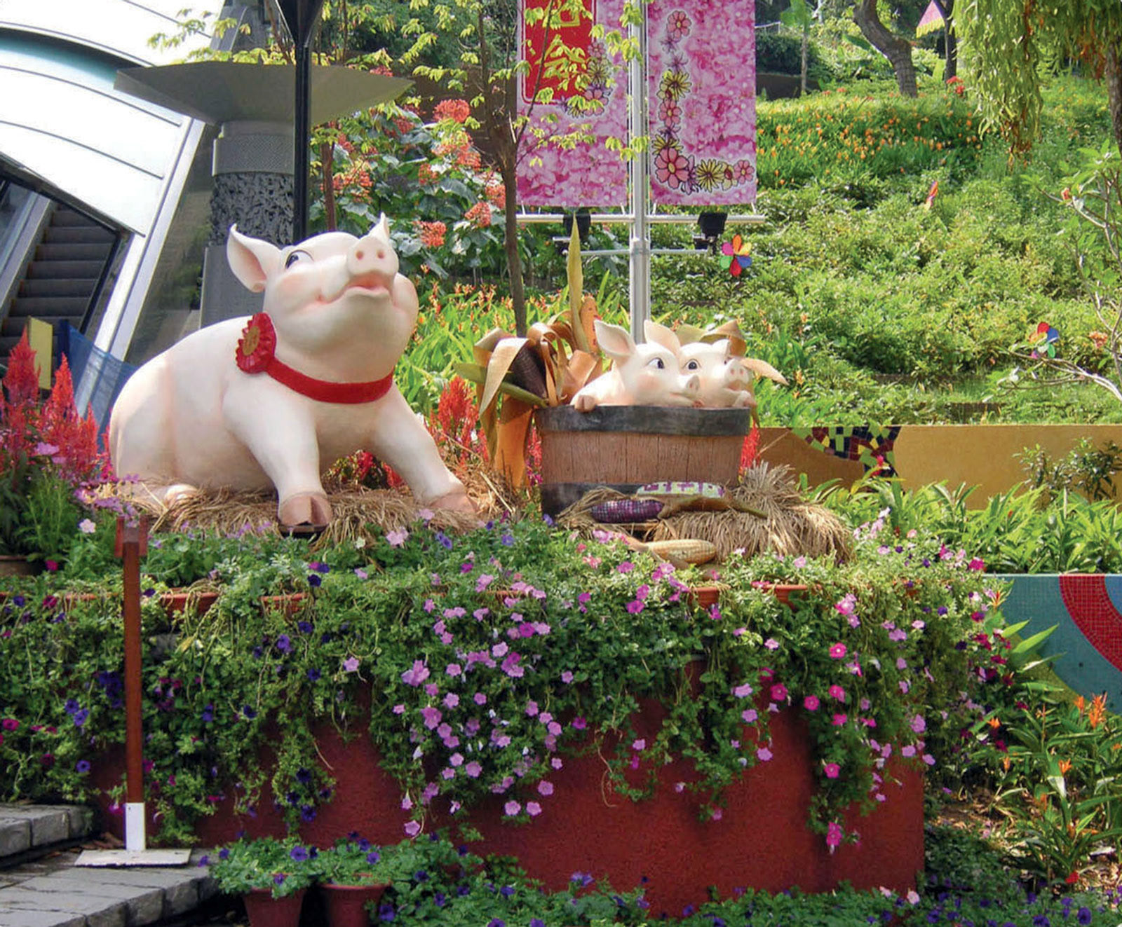 This Little Piggy Went to Market . Fiberglass . 2007