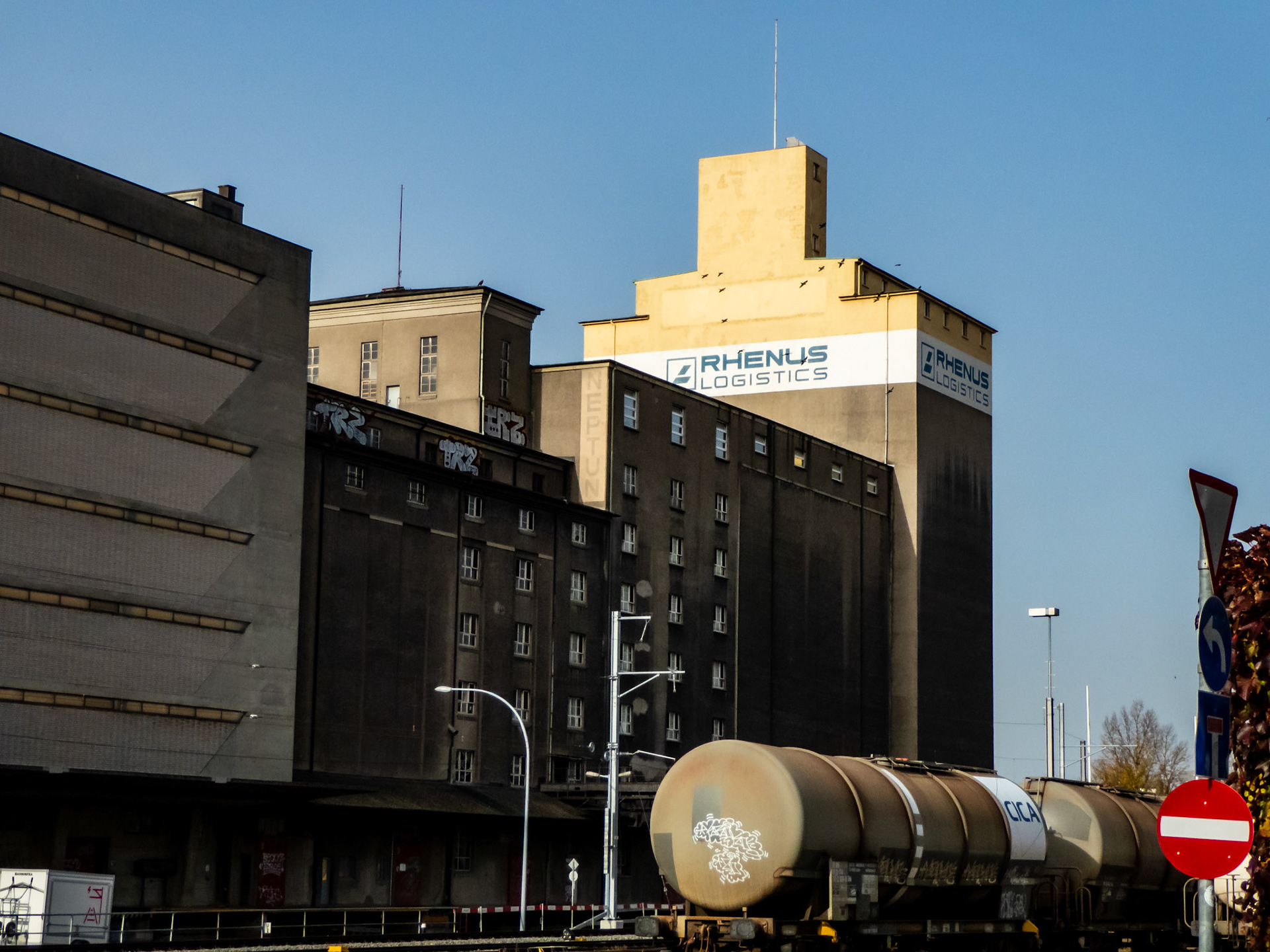 Lagerhäuser am Hafen