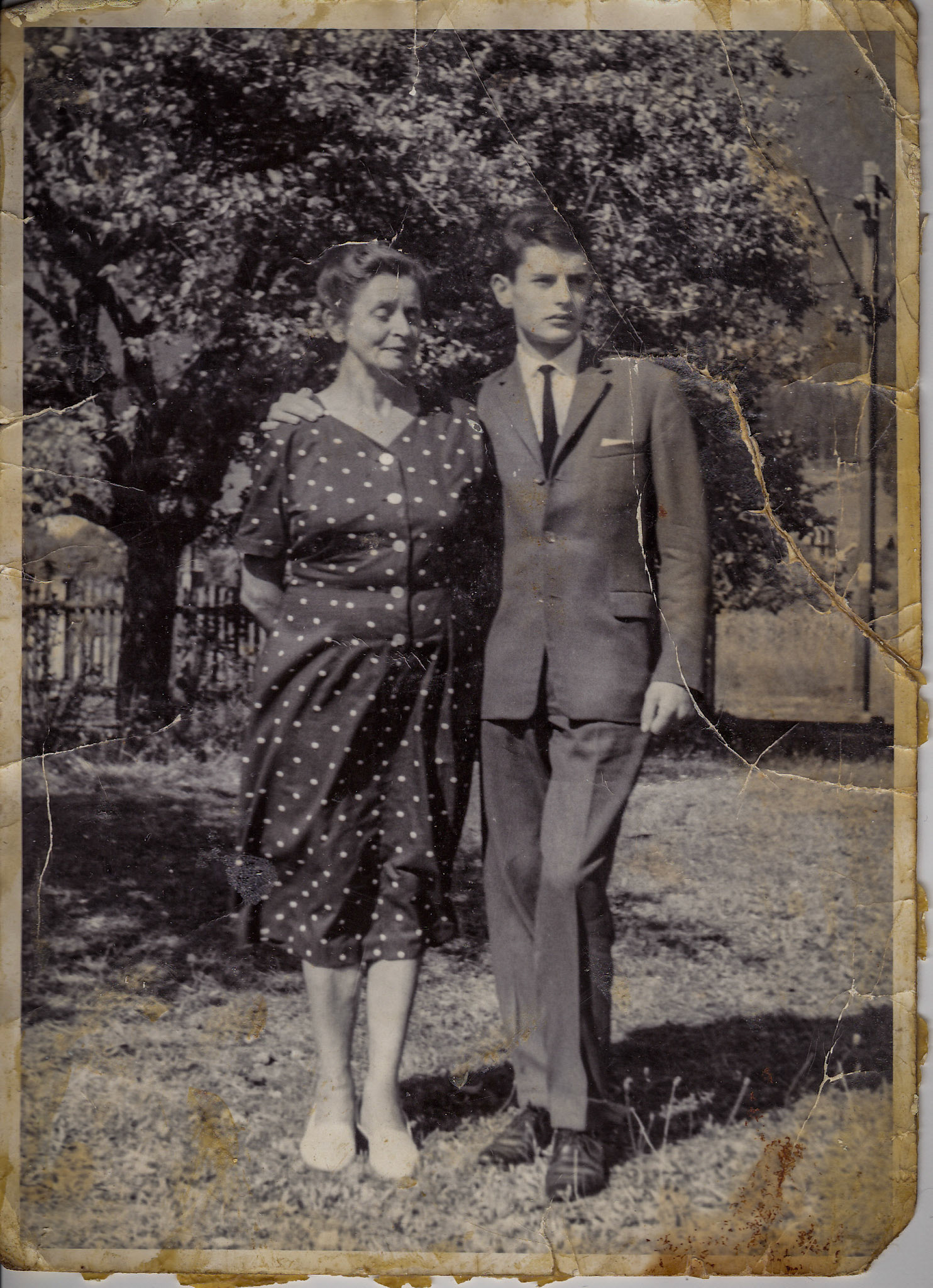 A Fotorestauration i did for my stepfather, it took me some time to get from scaning the picture with my 85€ Printer/Scanner and did the final work in PS and some finetuneing with LR and OneOn Picture Software. I was pretty stoked to see how it turned out coming from a over 50 year old 10x15cm picture into a printable digitalized restored Version of it. We got a very fine Print out of it in 70x50cm which brought the smile in the face of my stepfather was worth the hours of work.