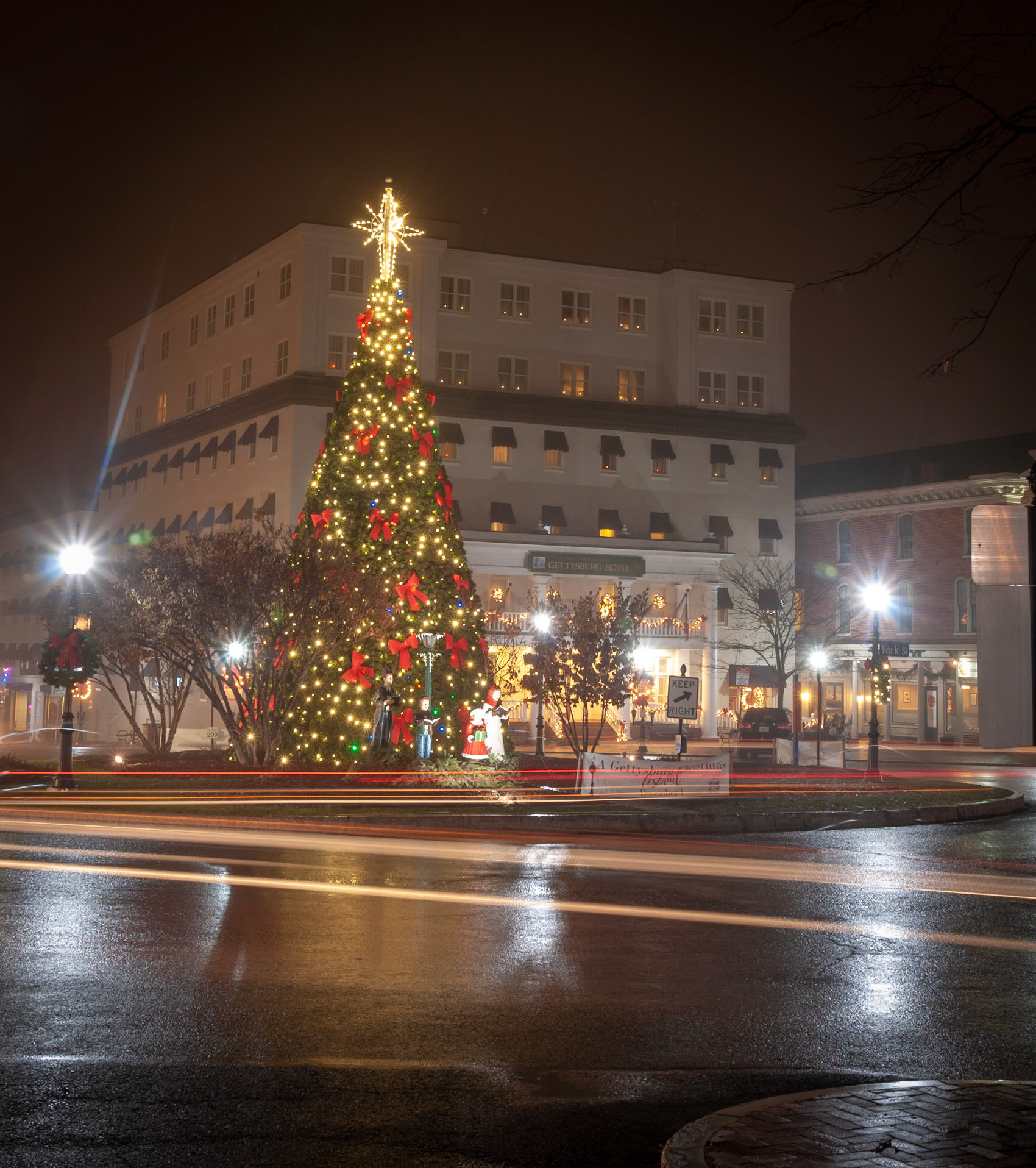 Car lights through the square in Gettysburg