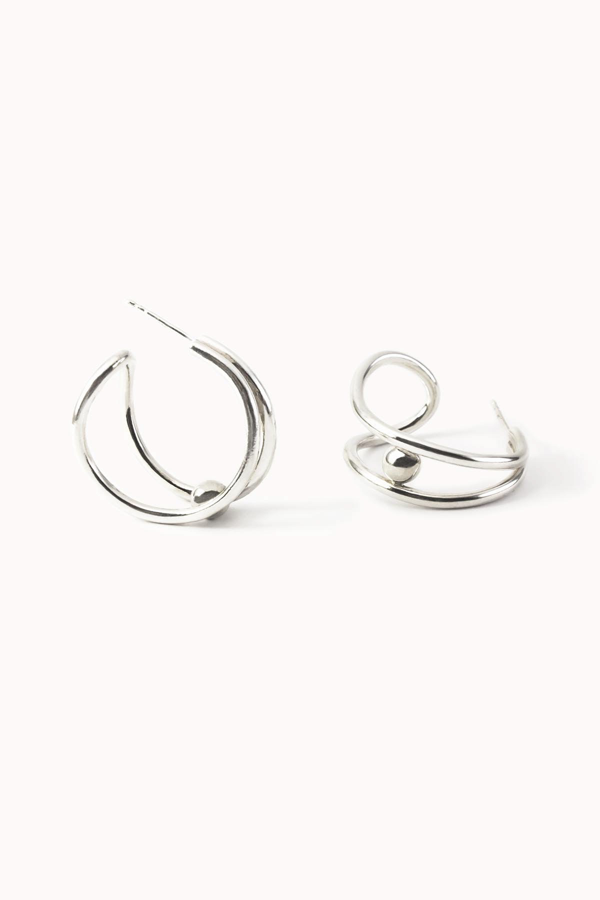 Boucles d'oreilles créoles graphiques ornées d’une perle - Argent massif 925 - Effet poli miroir, fermoir type poussoir, 2,5 cm x 2,5 cm - Poids: 8 gr. - 140€