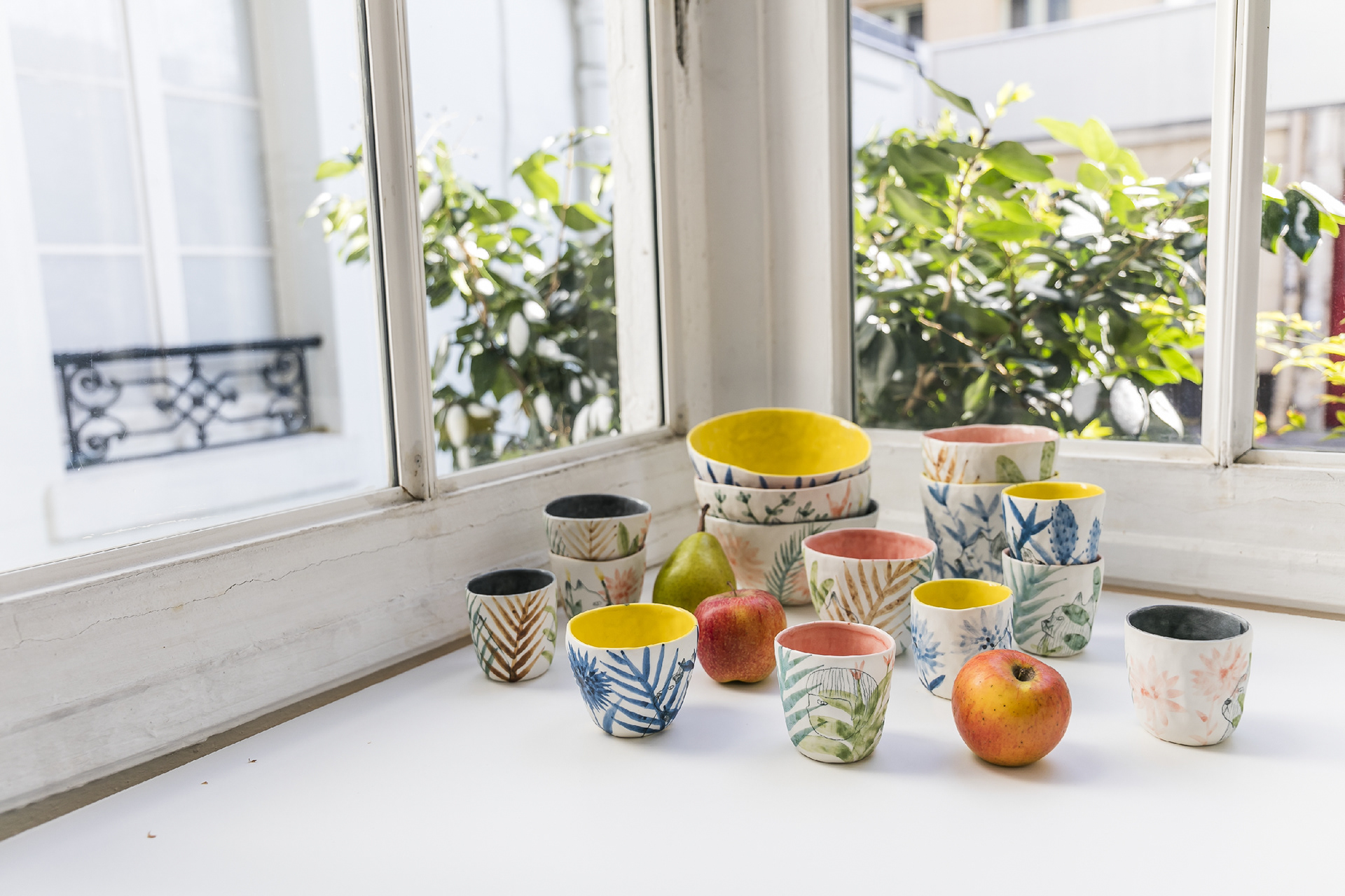 Collection en porcelaine avec motifs bleus, intérieur rose, jaune ou gris