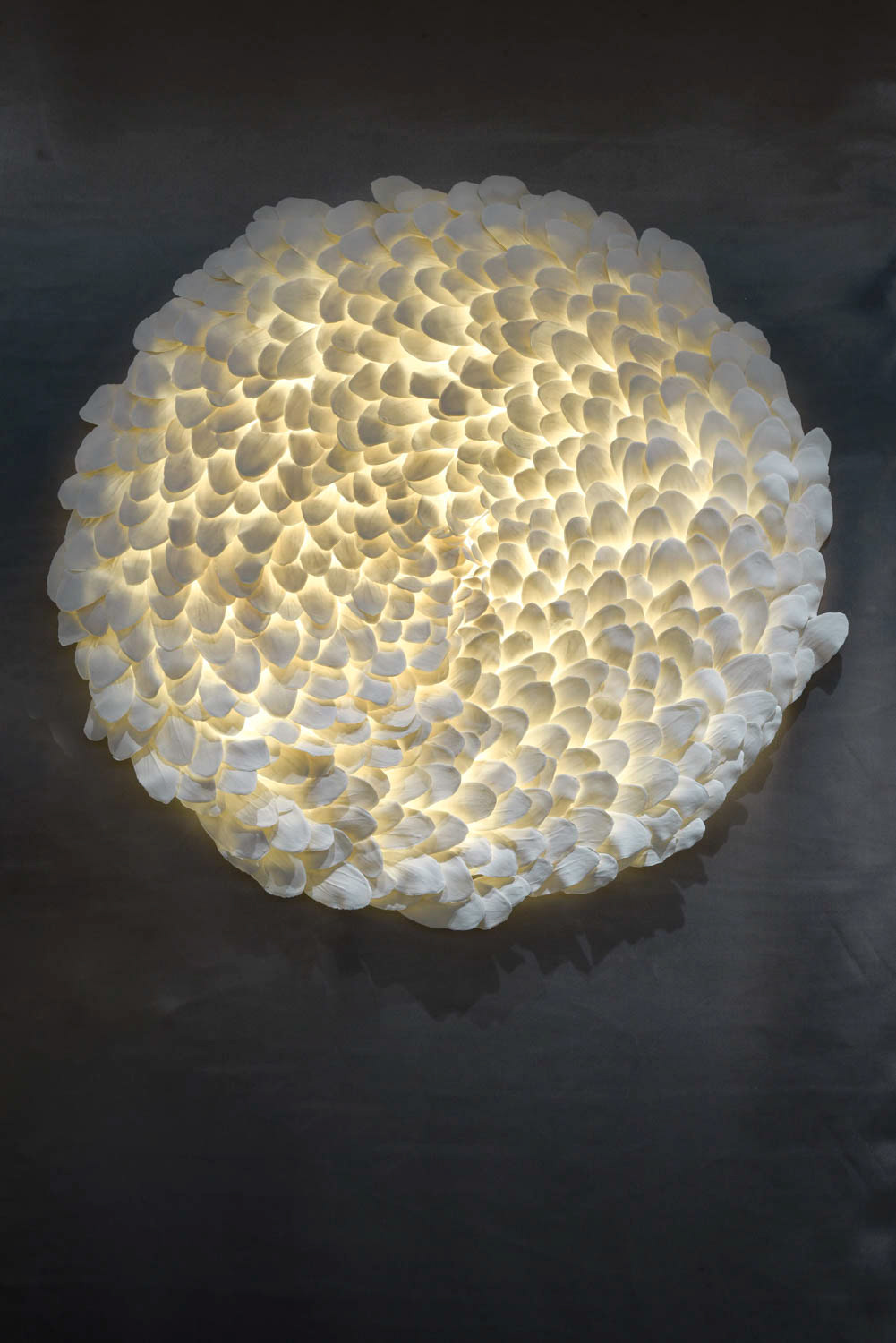 Mezza Luce MALSSA, sculpture murale lumineuse en porcelaine blanche, diamètre 90 cm - 9 800€