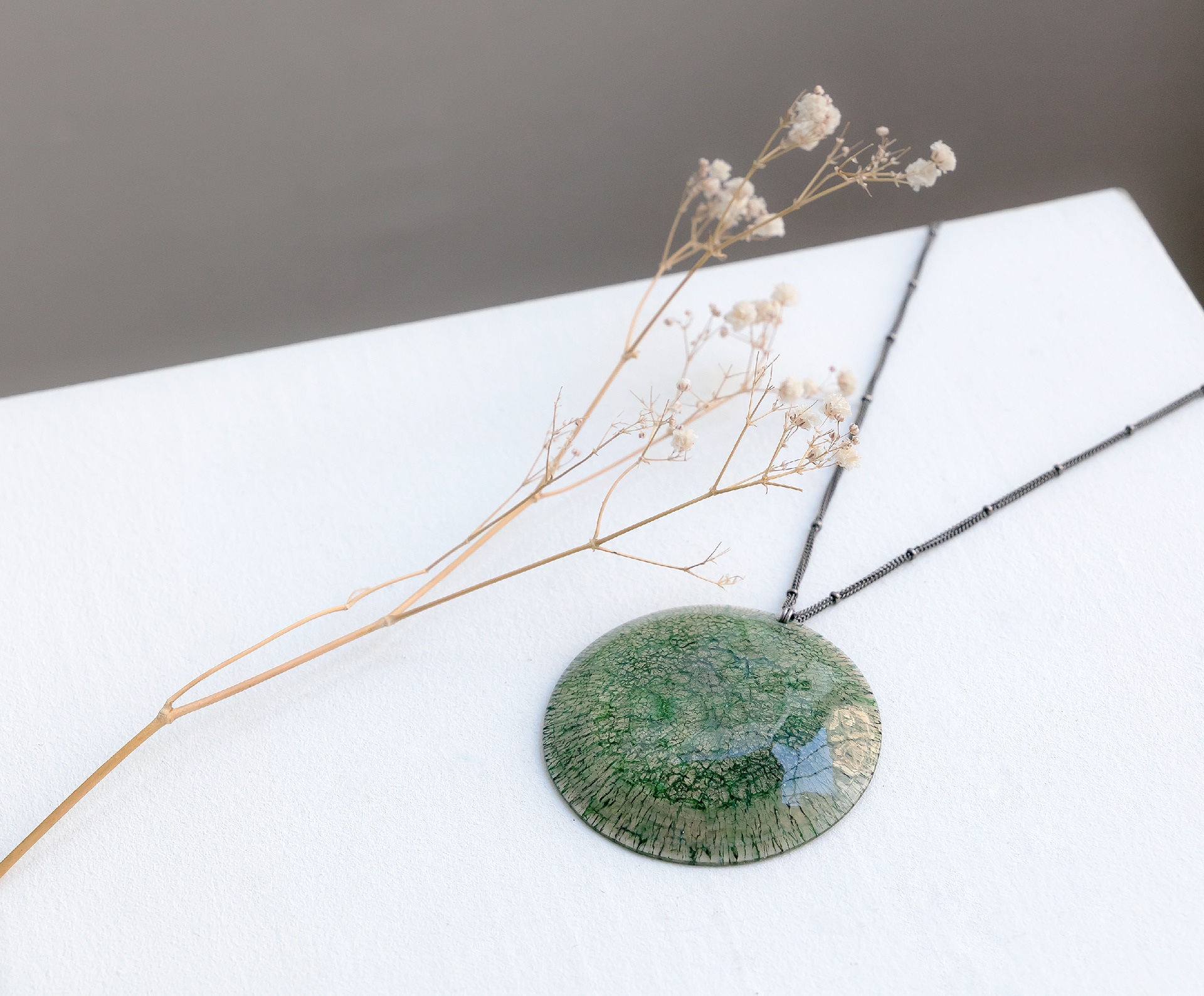 Pendentif rond ICEBERG en verre acrylique - 78€