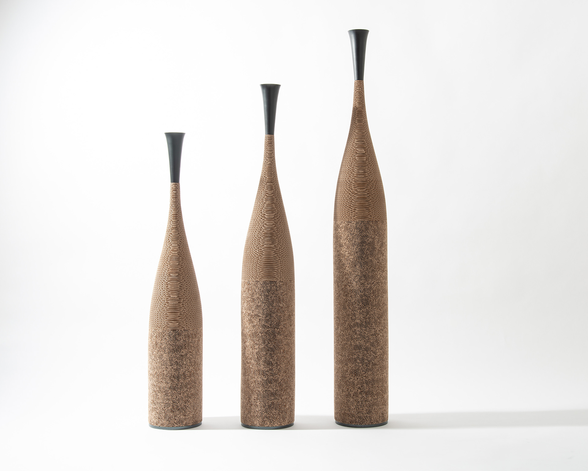 Ensemble 3 sculptures 'Les Sages' - Carton - 2 200€ / A l'unité: 600€ / 750€ / 900€