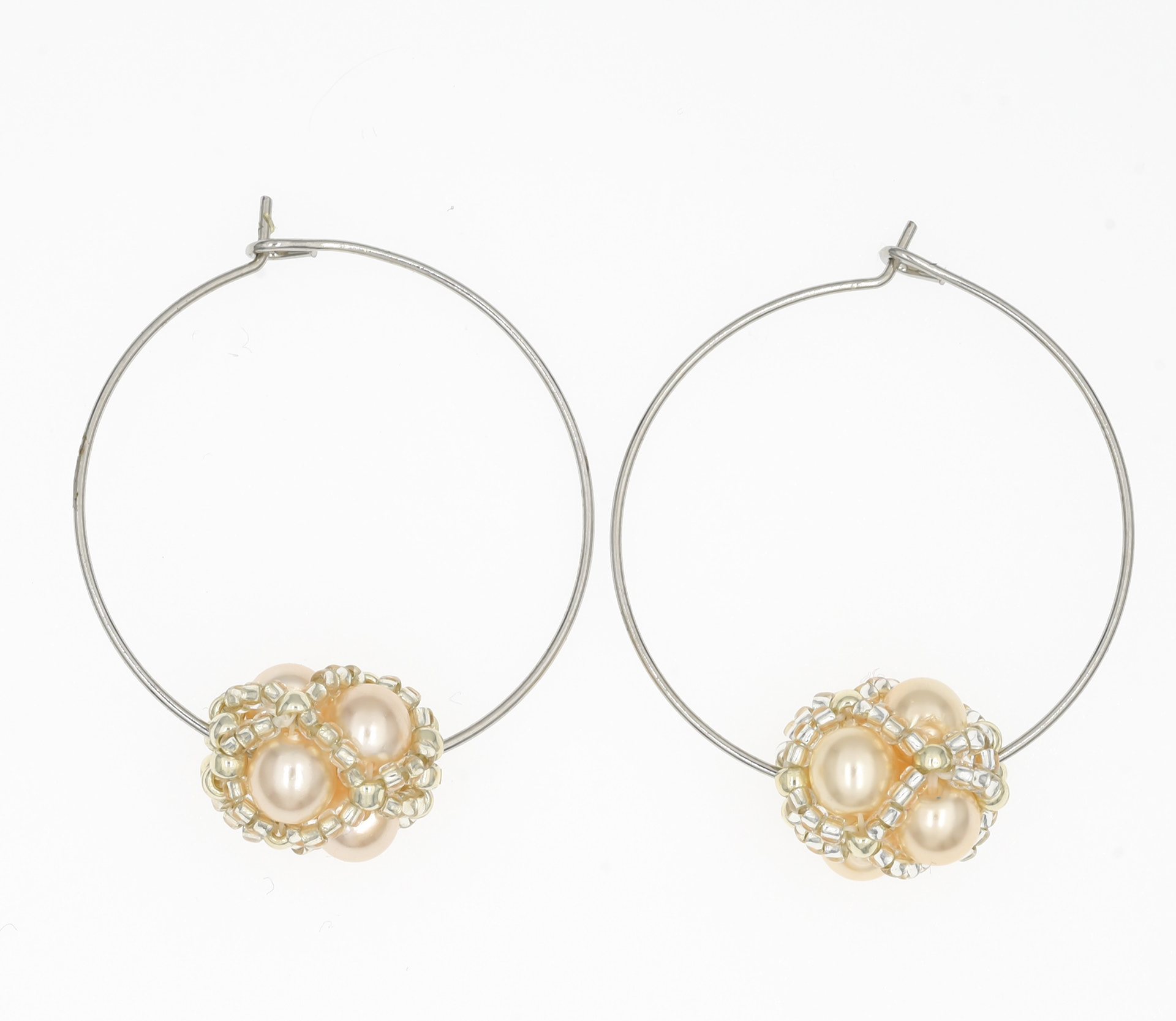 Boucles d'oreilles 'Cercle' en perles de verre tissées à la main - 35€ Ref. FB-BOCE (Nacre)