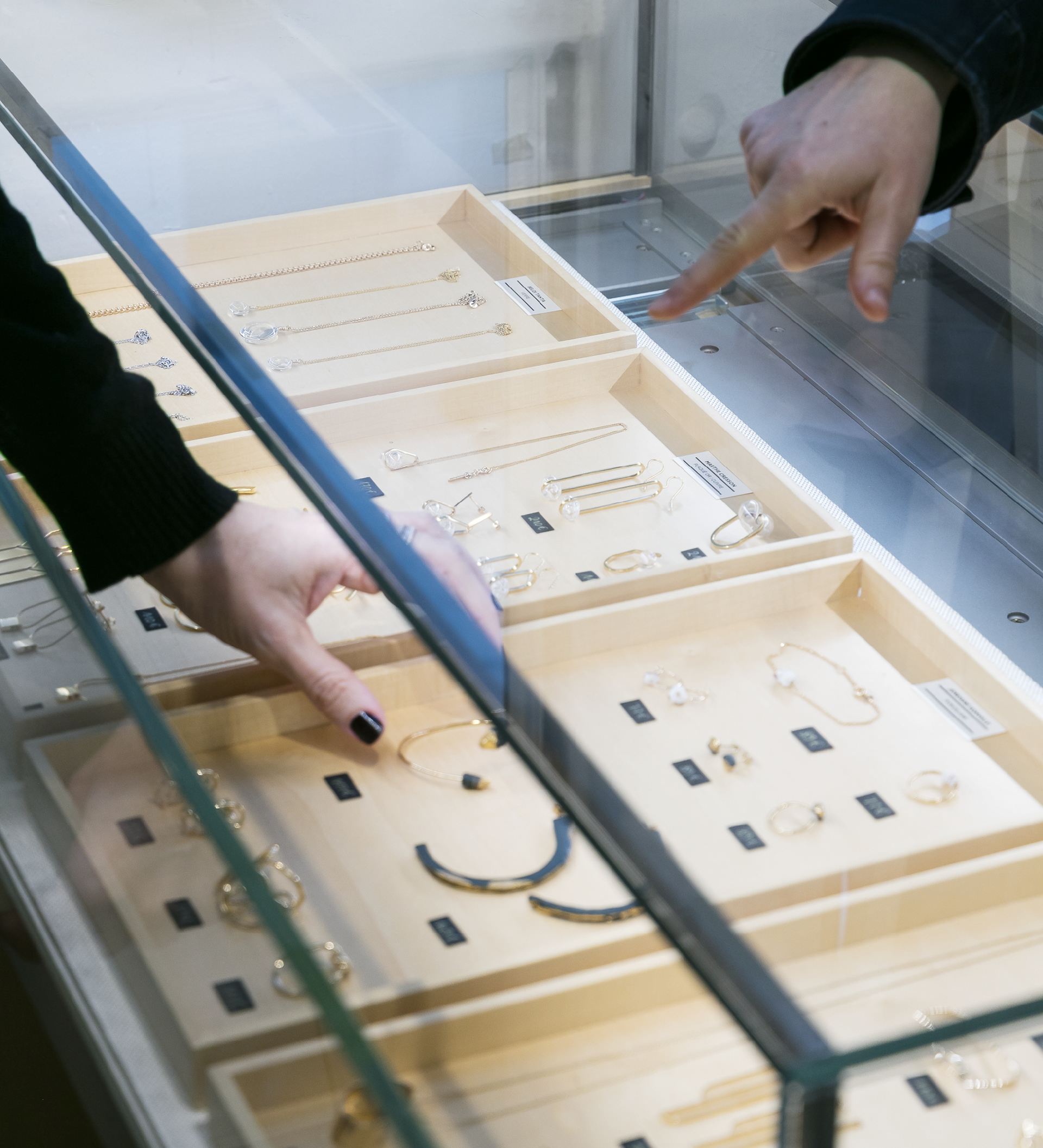 Notre sélection de bijoux confectionnées par nos artisans d'Art est à retrouver au rez-de-chaussée du concept-store